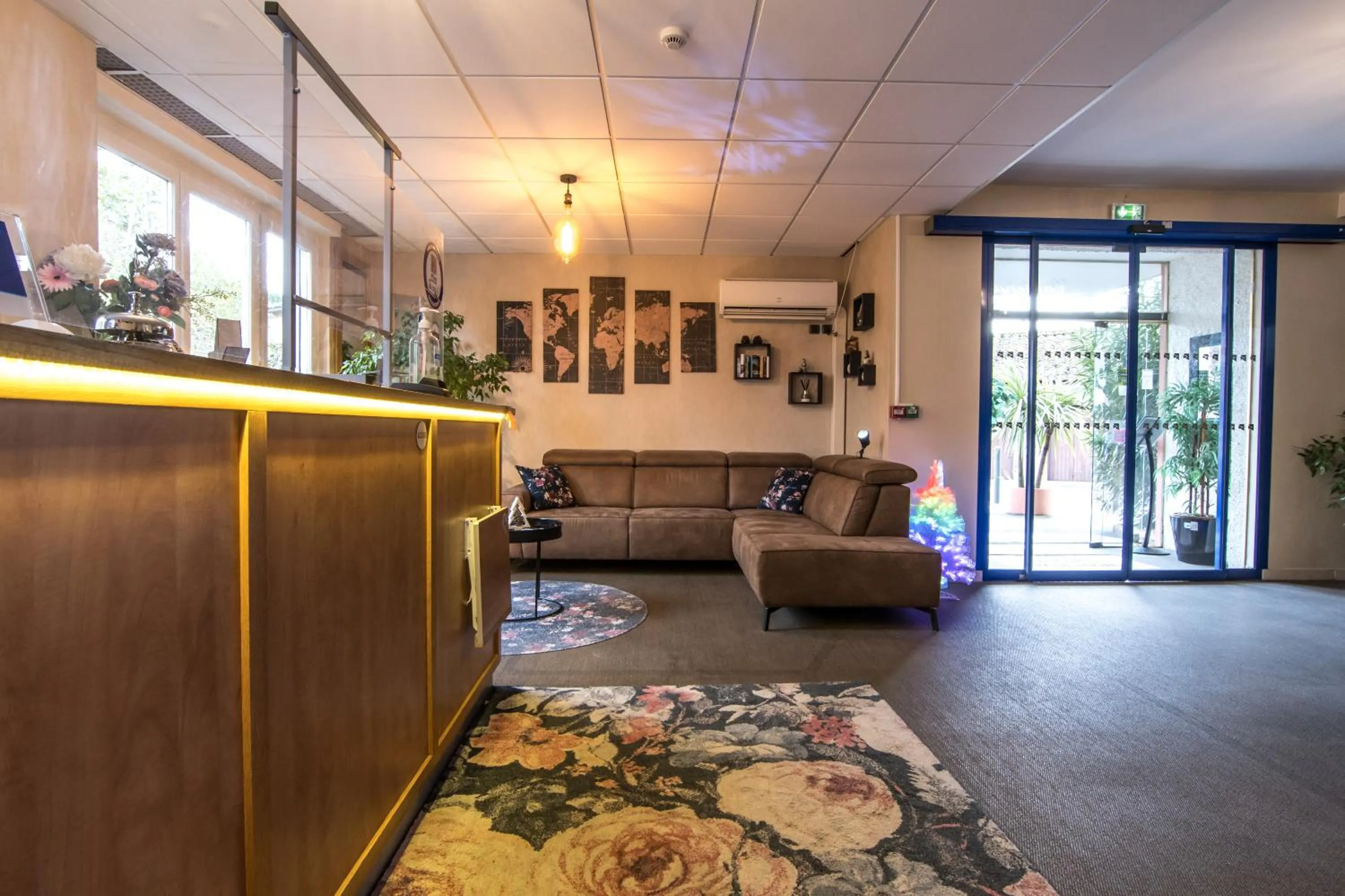 Communal lounge/ TV room in The Originals City, Hôtel Rive Droite, Albi "Quartier Madeleine"