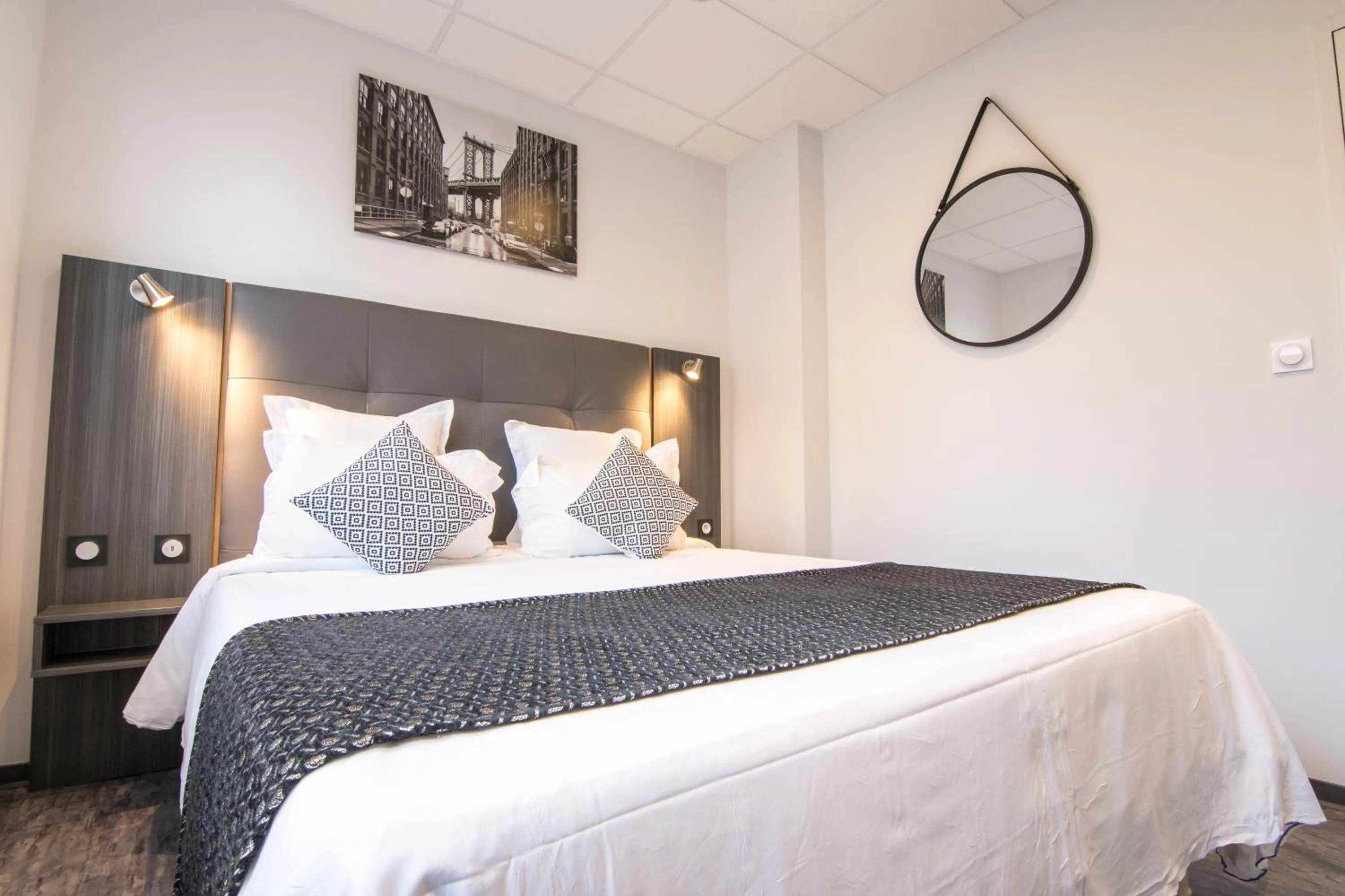 Bathroom, Bed in The Originals City, Hôtel Rive Droite, Albi "Quartier Madeleine"