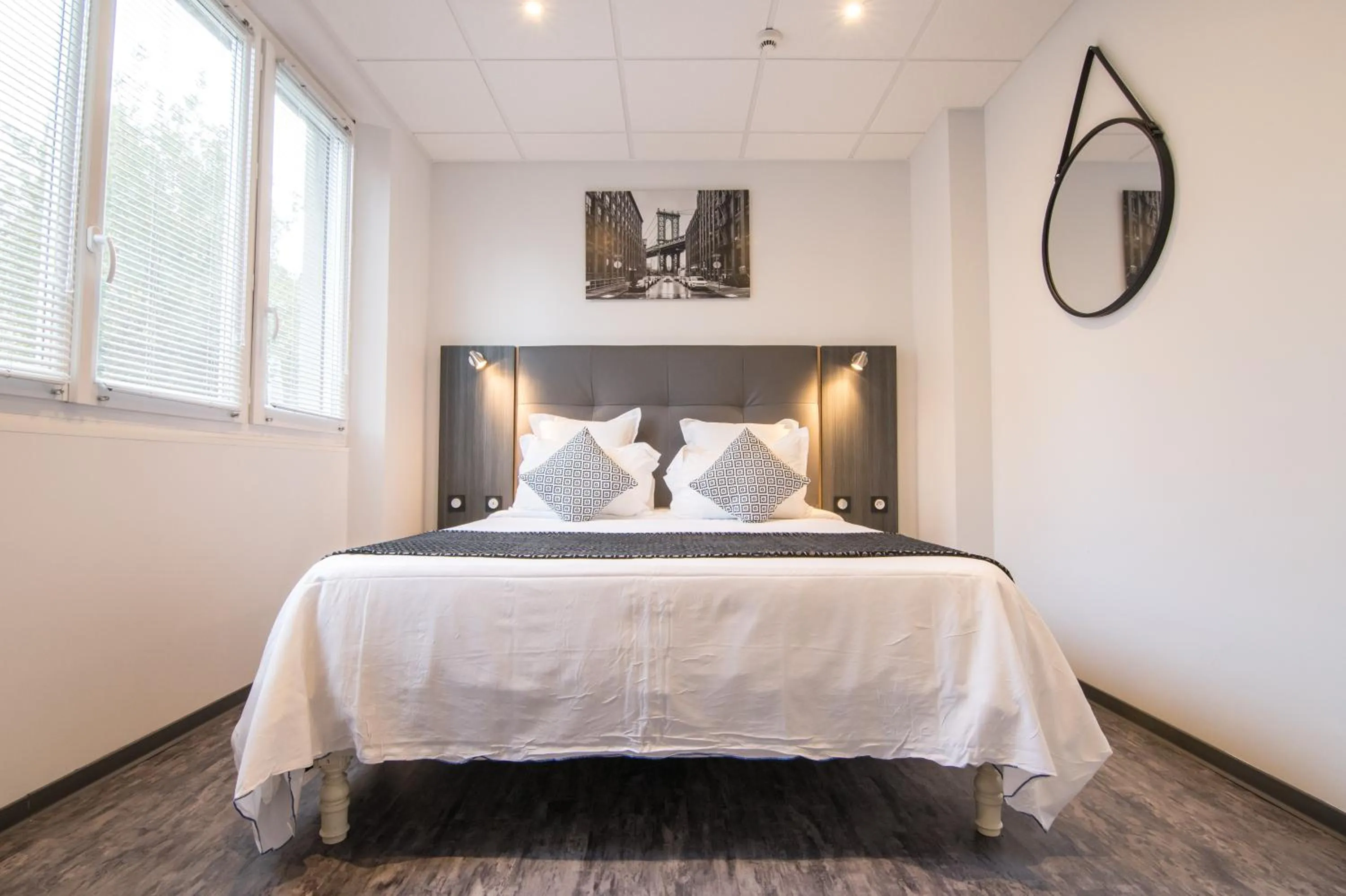 Bedroom, Bed in The Originals City, Hôtel Rive Droite, Albi "Quartier Madeleine"