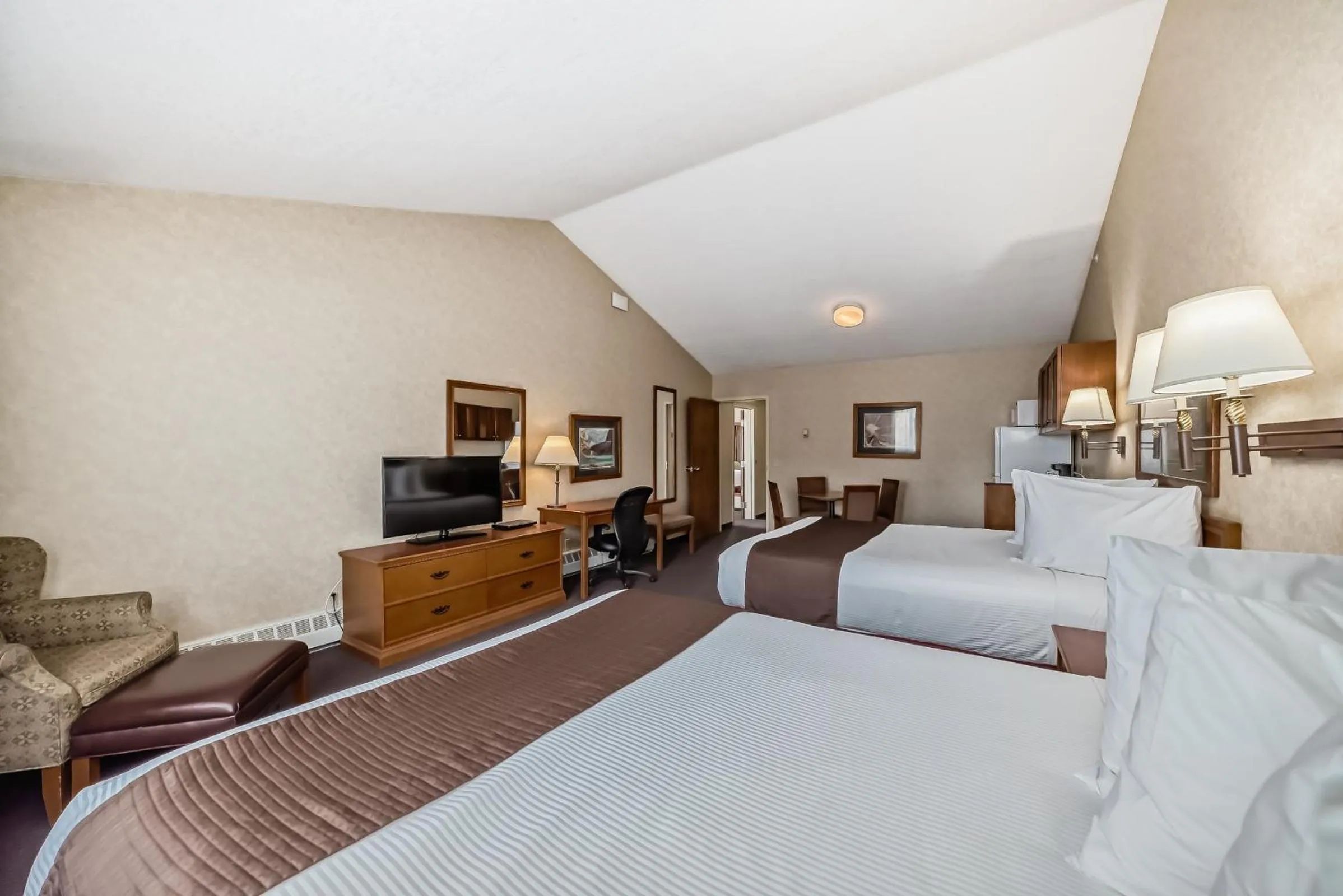 Photo of the whole room, Bed in Stony Plain Inn & Suites