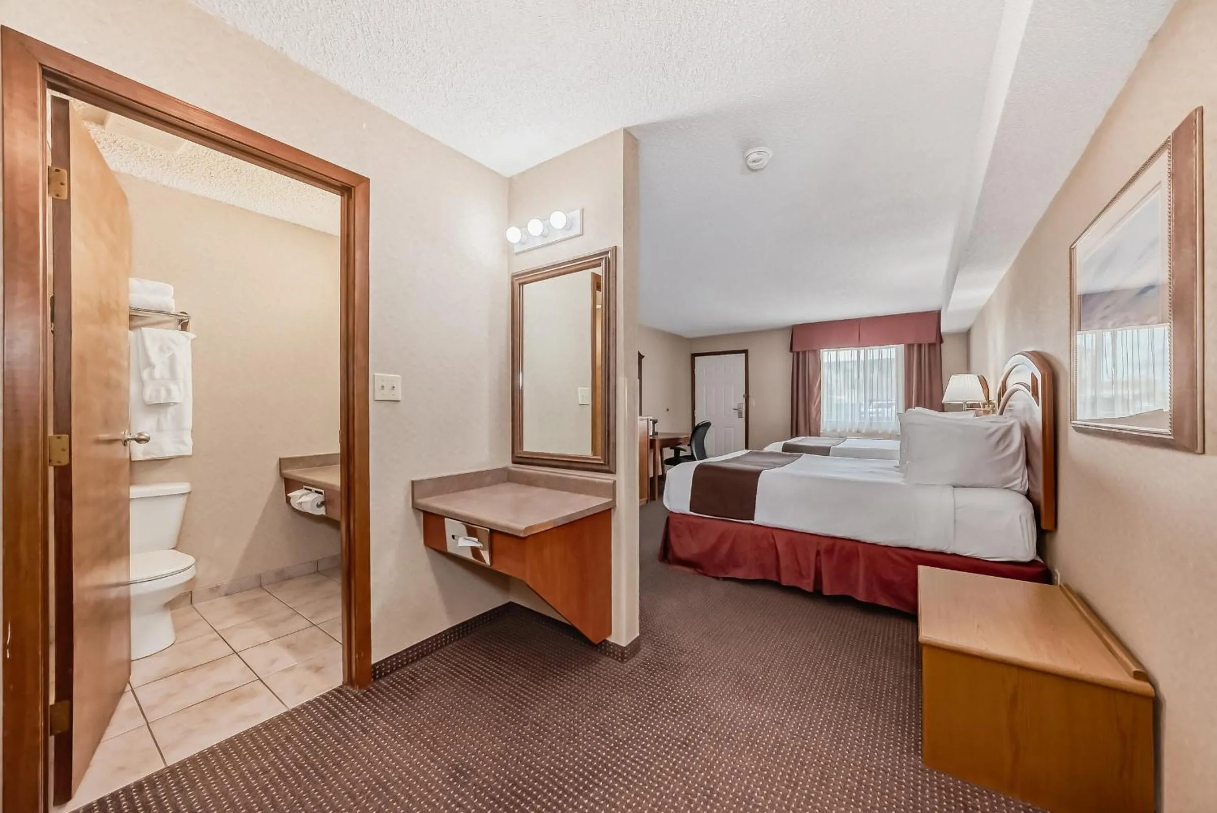 Photo of the whole room, Bed in Stony Plain Inn & Suites