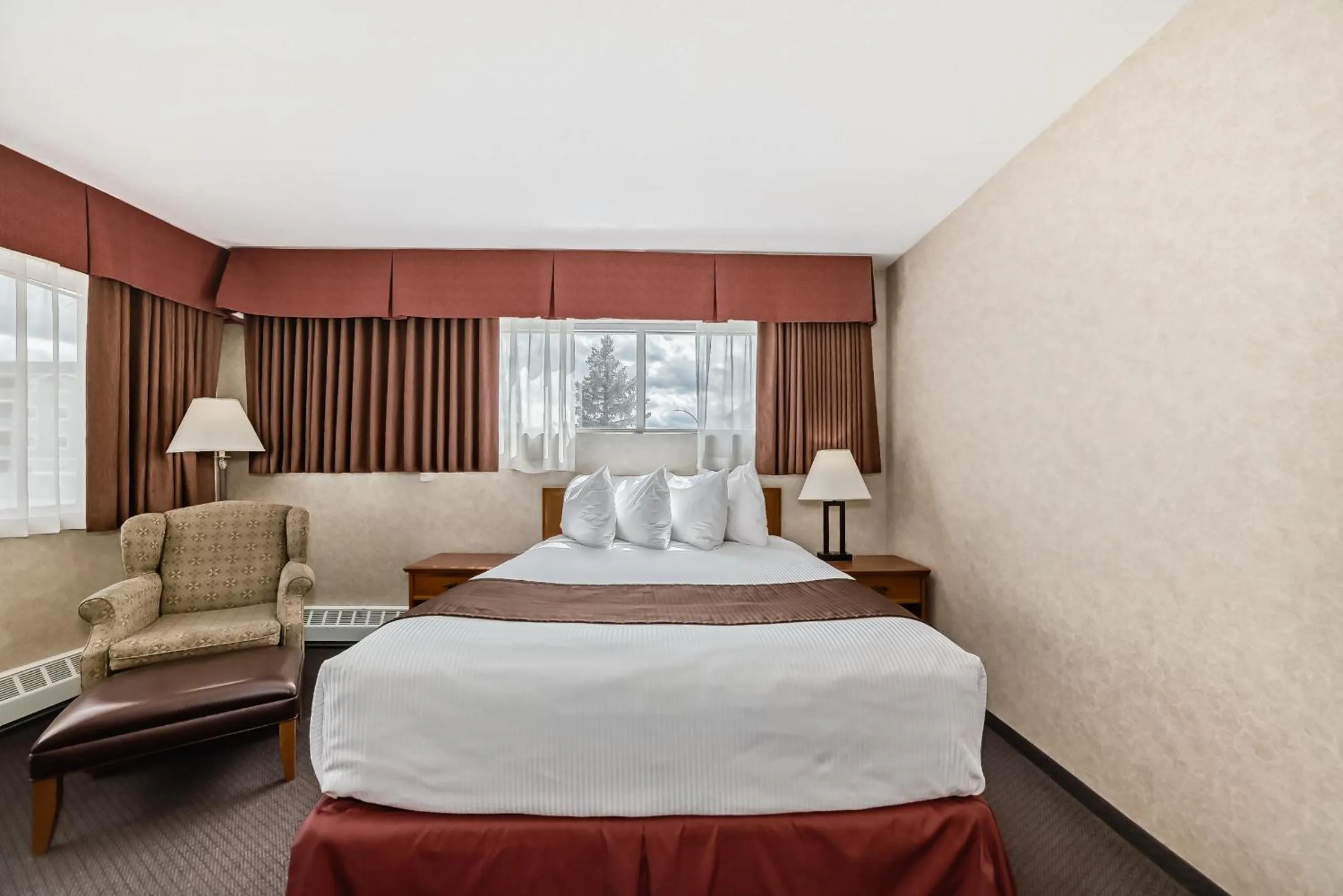 Bedroom, Bed in Stony Plain Inn & Suites