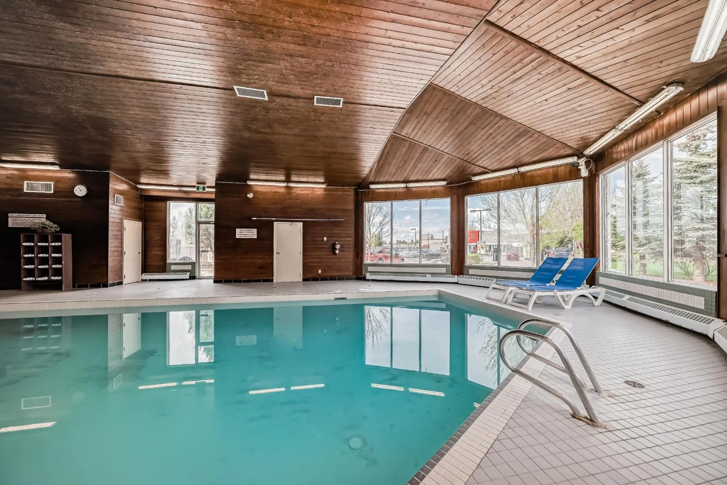 Swimming pool in Stony Plain Inn & Suites