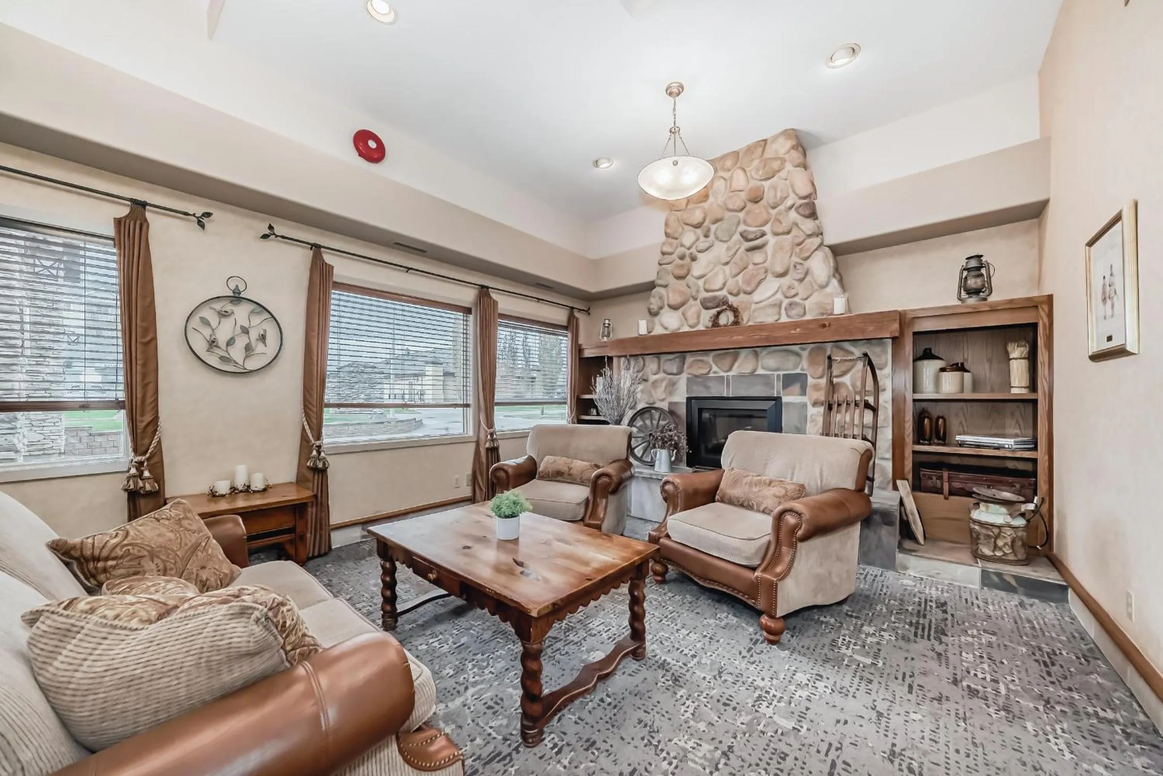 Lobby or reception in Stony Plain Inn & Suites