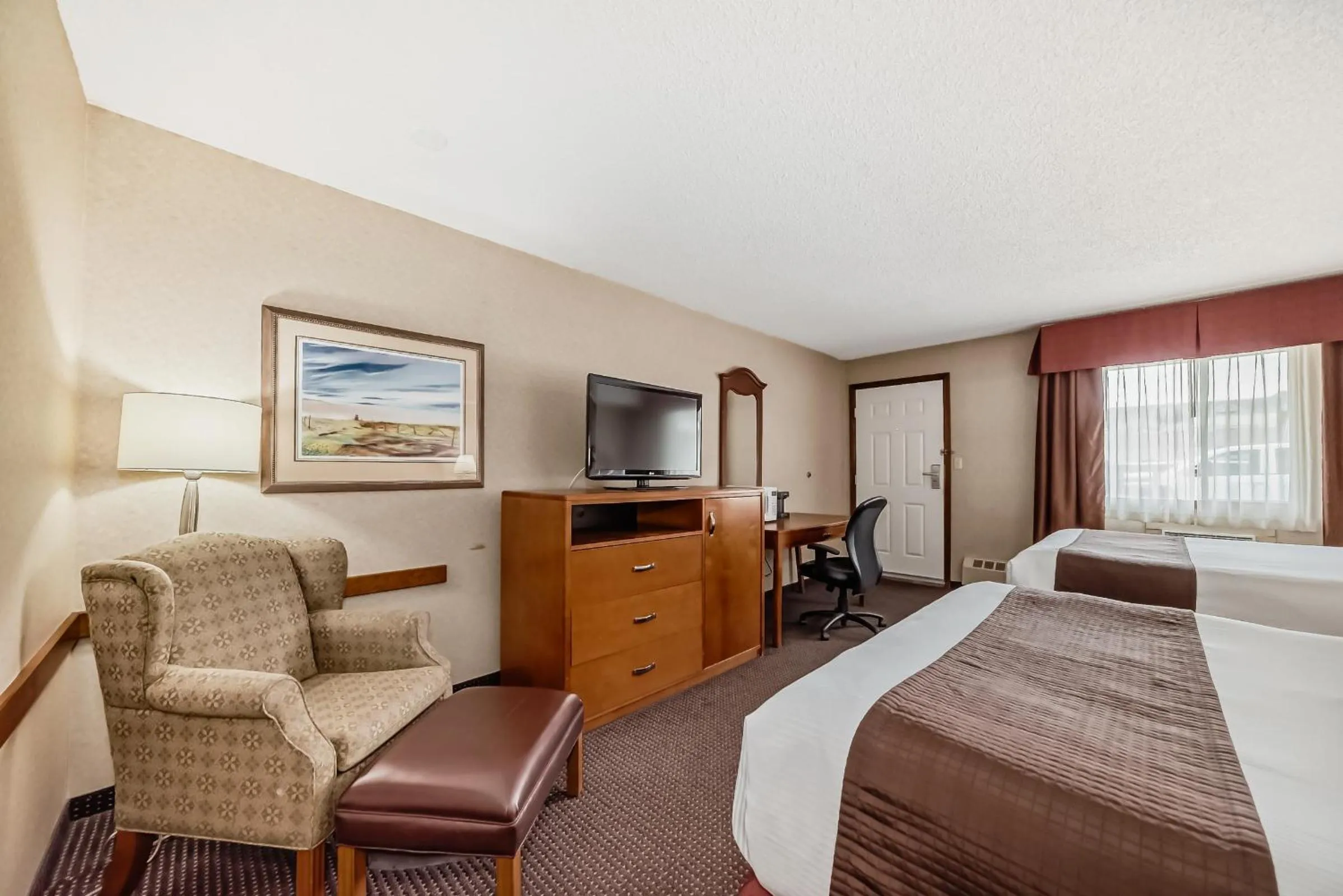 Photo of the whole room, Bed in Stony Plain Inn & Suites