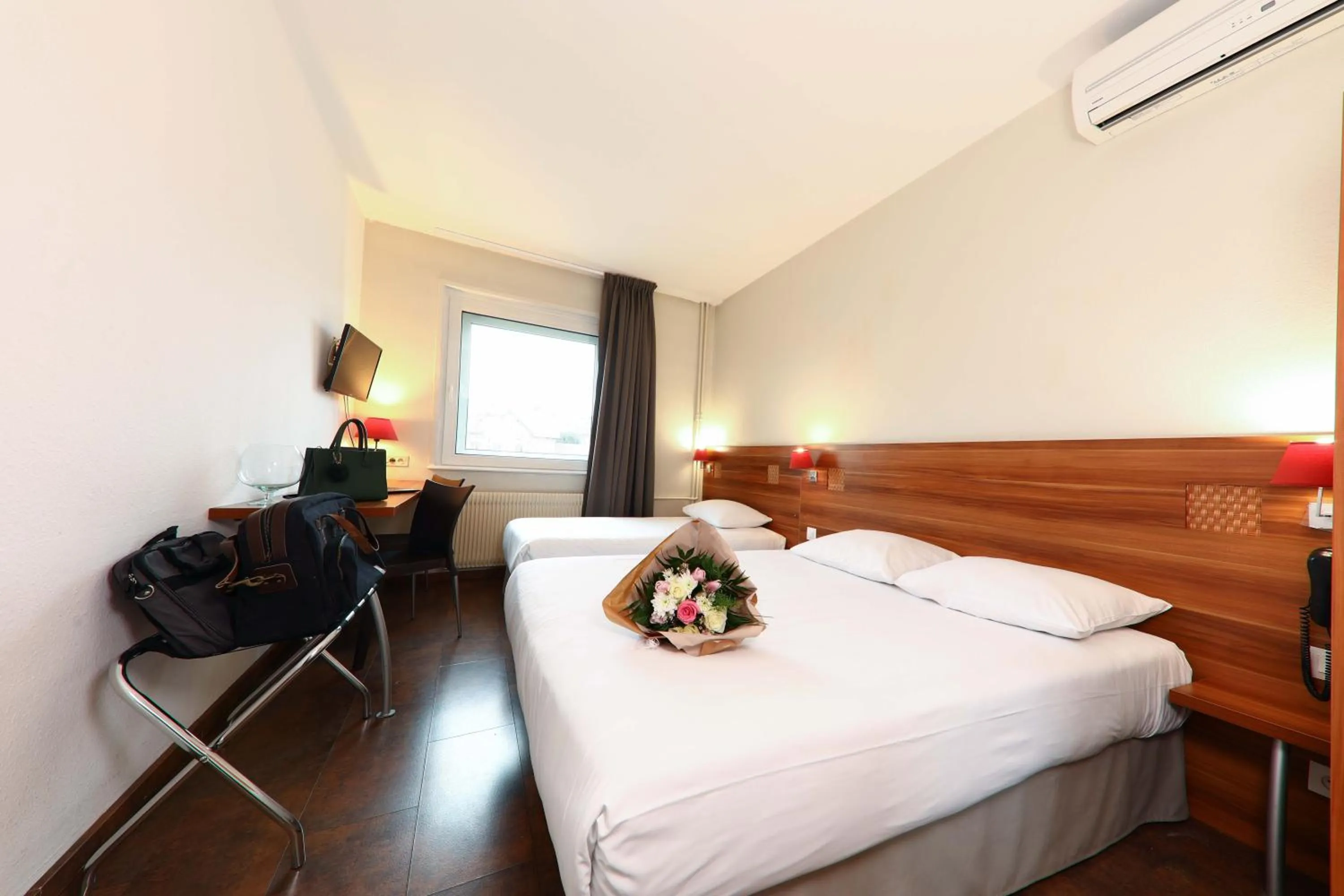 Property building, Bed in The Originals City, Hôtel Colmar Gare