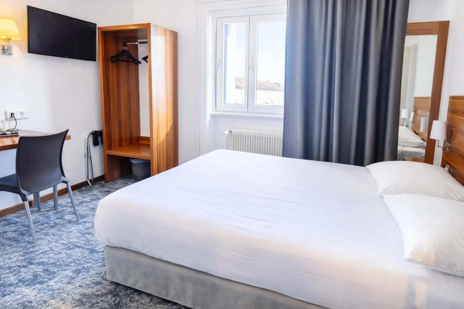 Photo of the whole room, Bed in The Originals City, Hôtel Colmar Gare