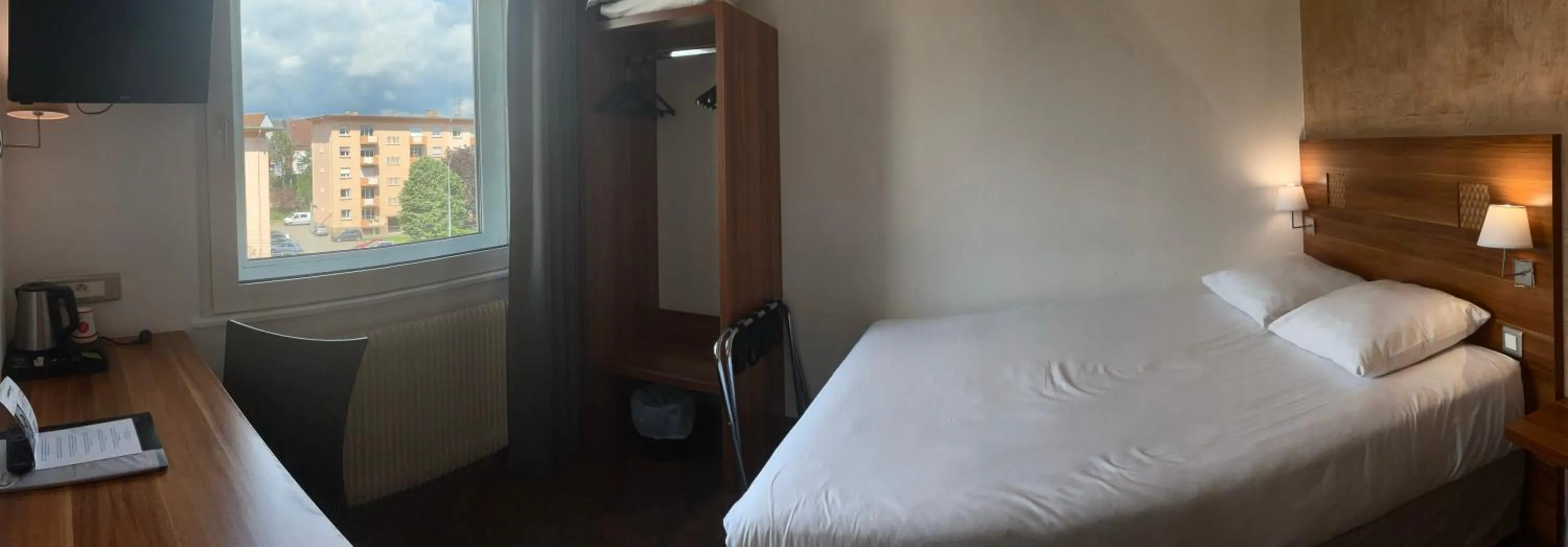 Photo of the whole room, Bed in The Originals City, Hôtel Colmar Gare