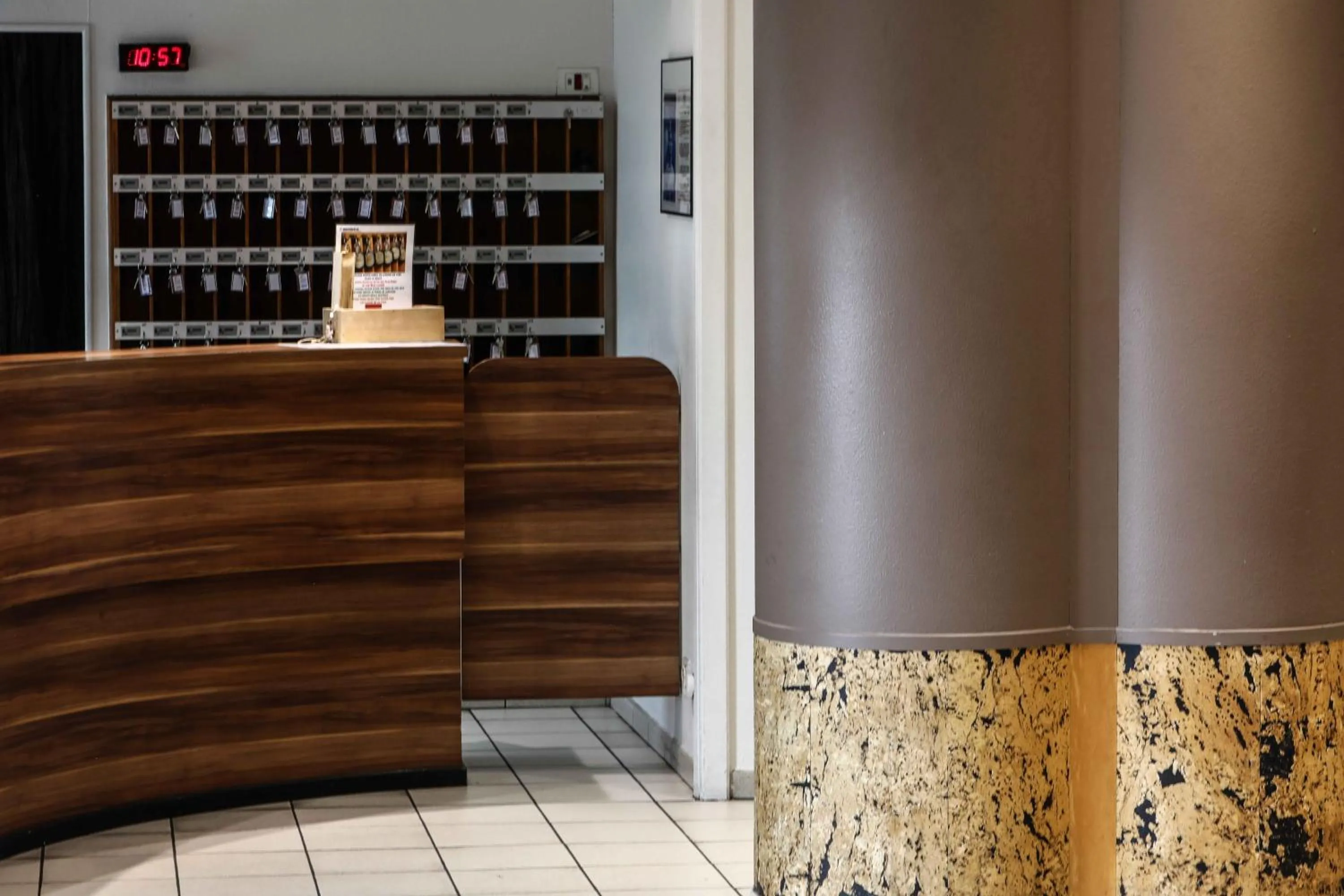 Lobby or reception in The Originals City, Hôtel Colmar Gare