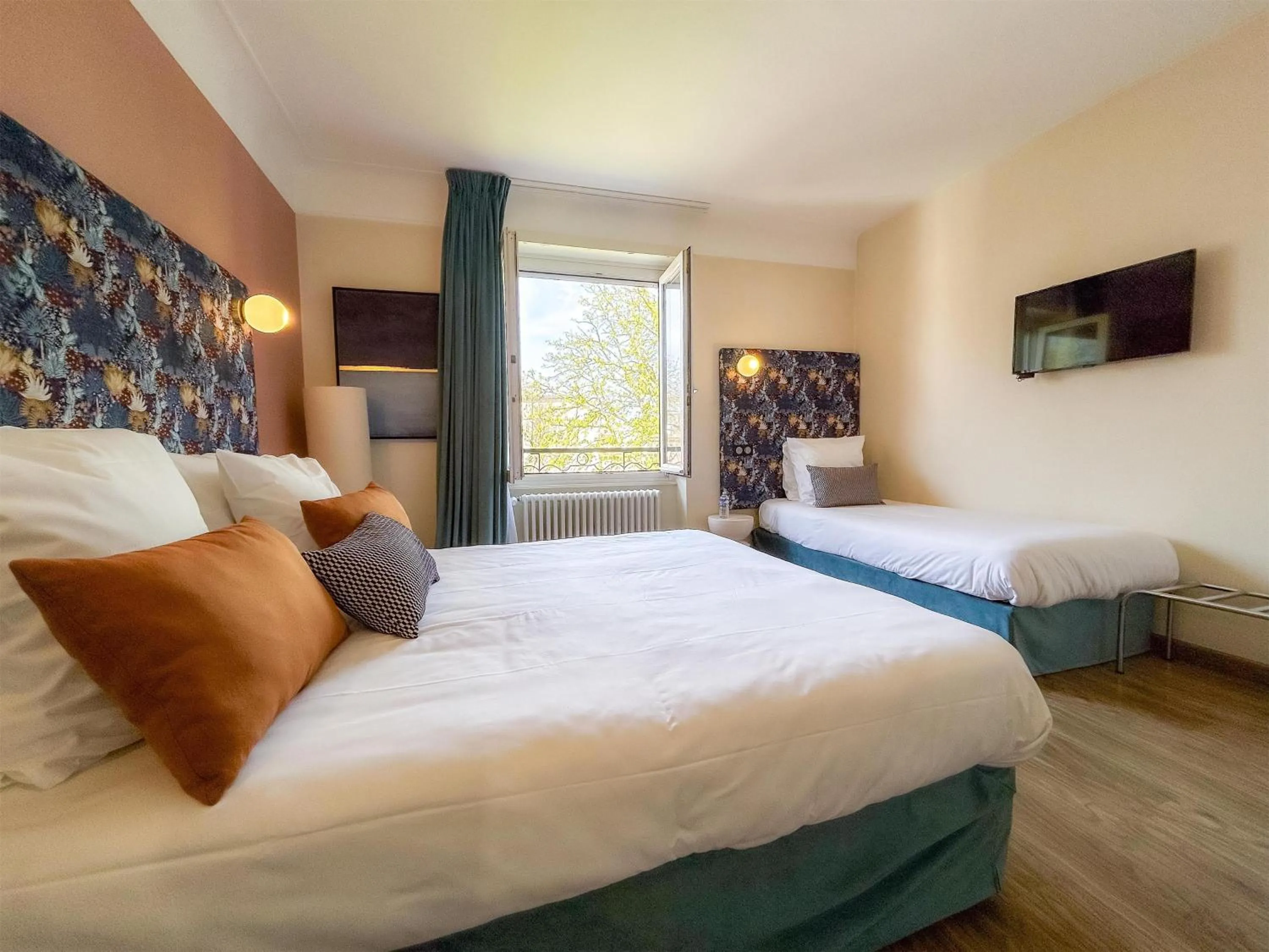 Bedroom, Bed in Hotel de la Bourse, Mulhouse Gare, Sure Hotel Collection by Best Western