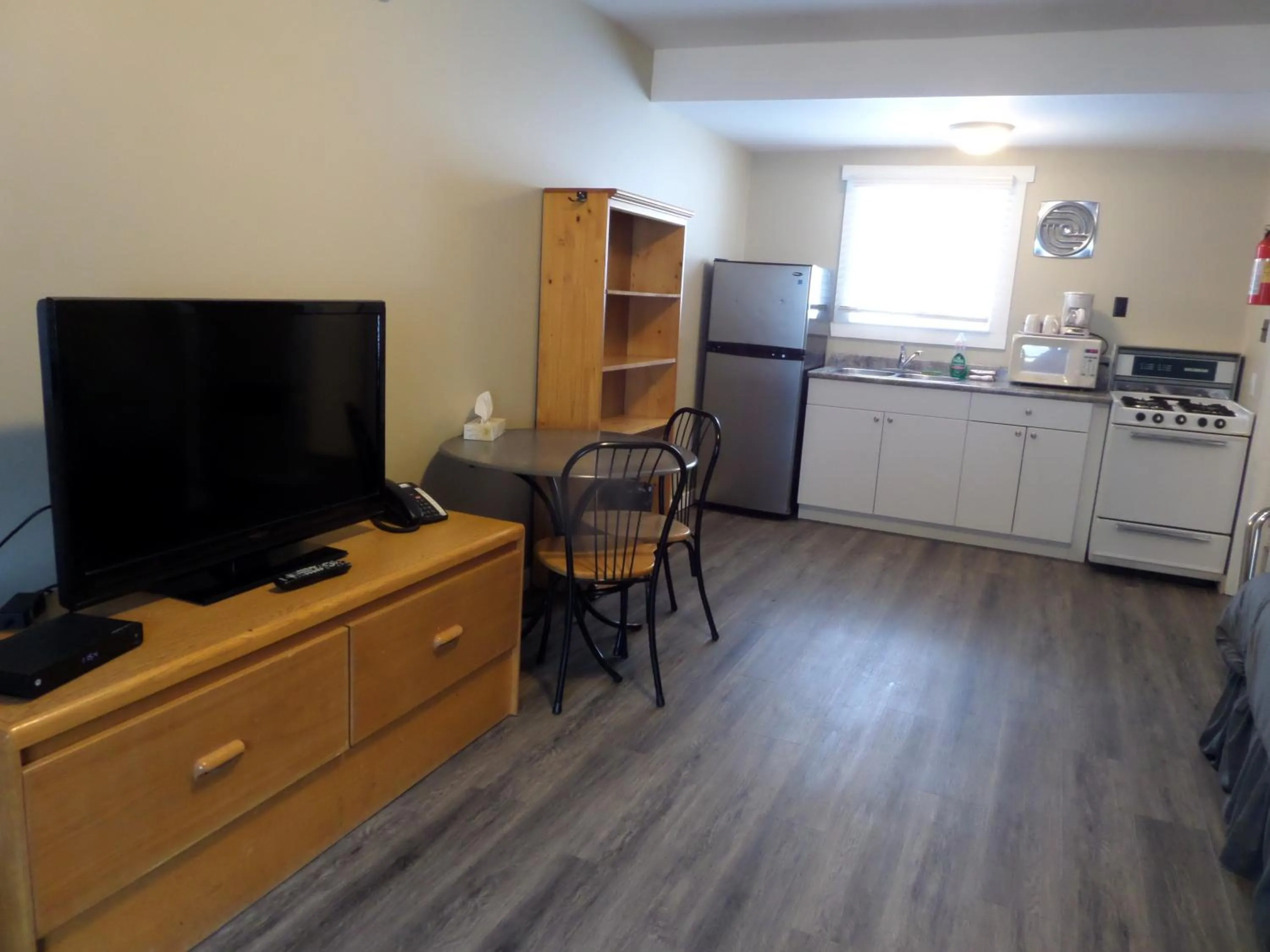 Kitchen or kitchenette in Ray Lyn Motel