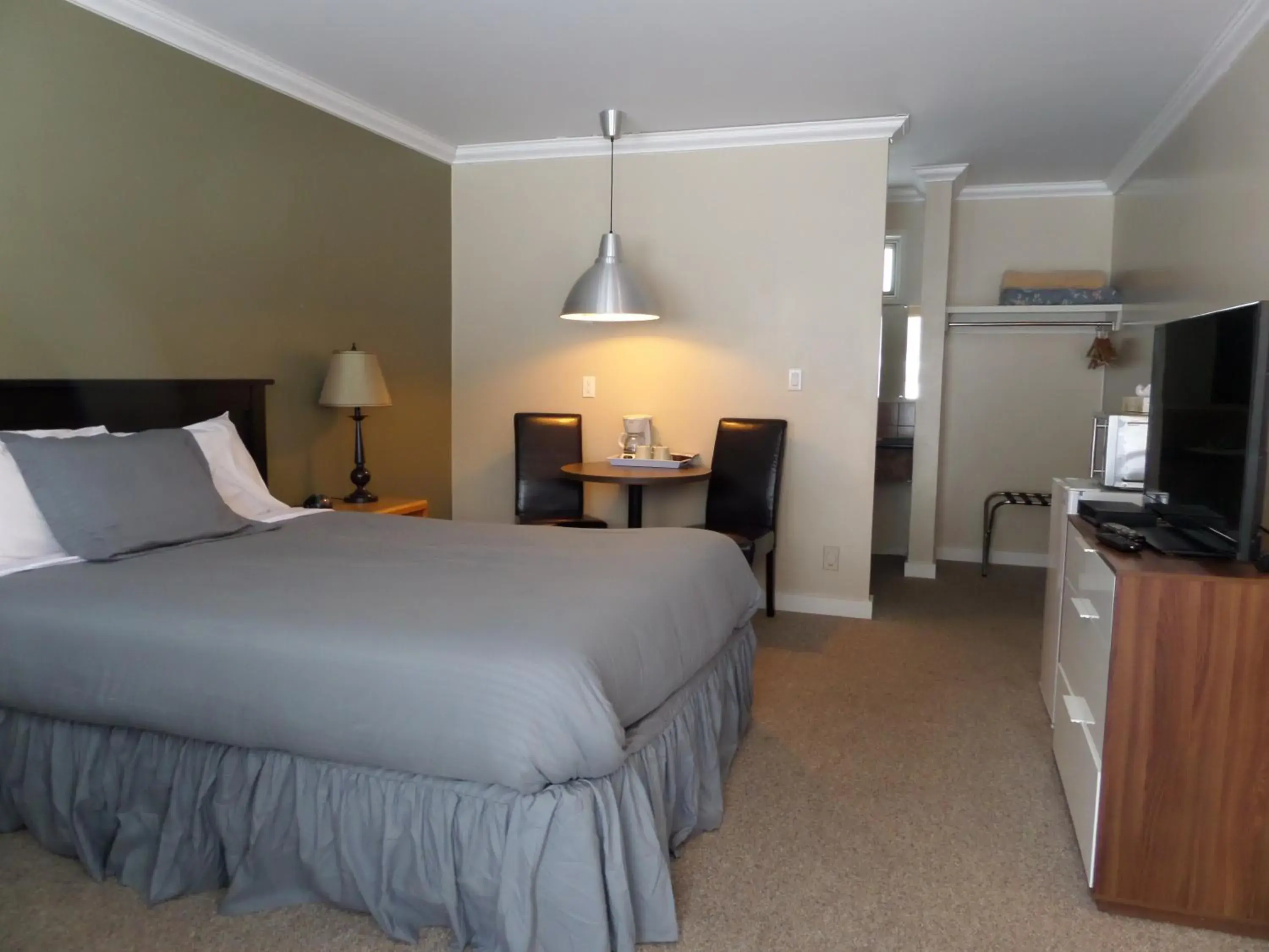 Standard Queen Room in Ray Lyn Motel Standard Queen Room in Ray Lyn Motel