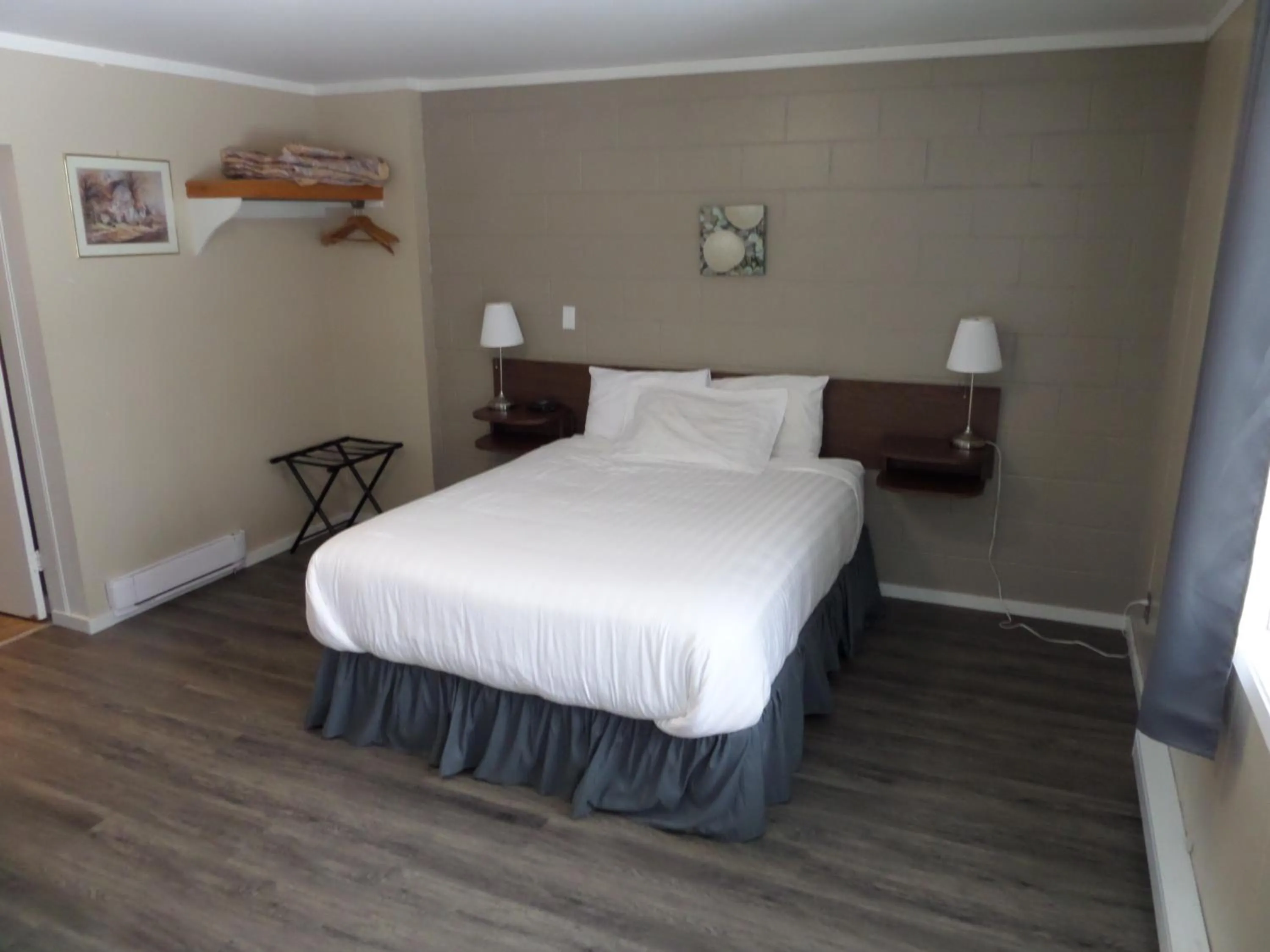 Bed in Ray Lyn Motel