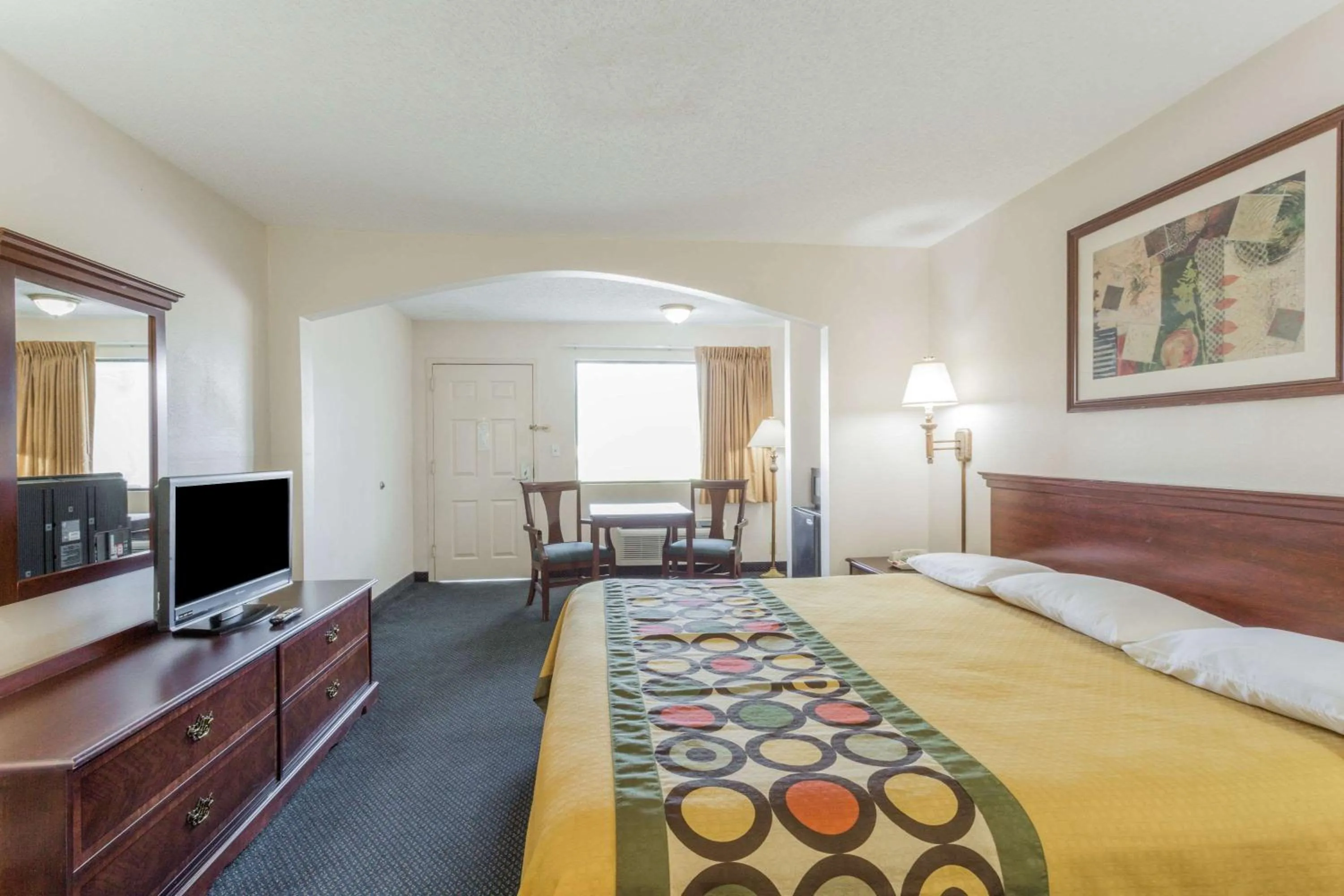 Photo of the whole room, Bed in Super 8 by Wyndham Slidell
