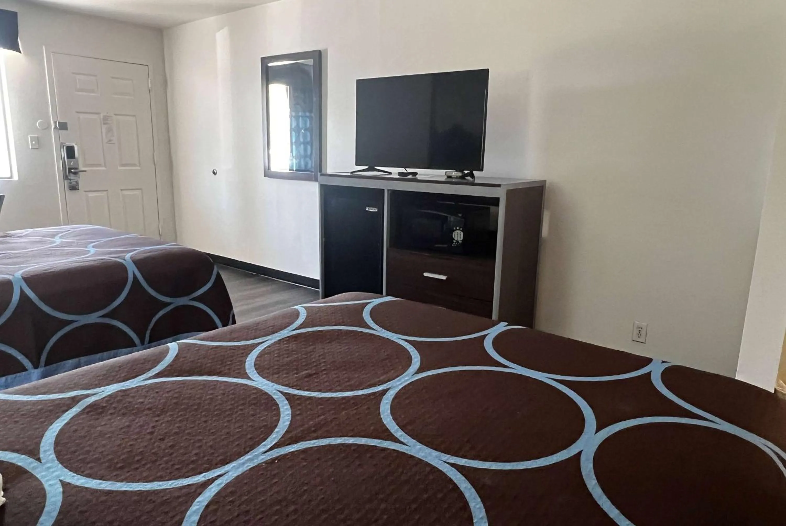 Photo of the whole room, Bed in Super 8 by Wyndham Slidell
