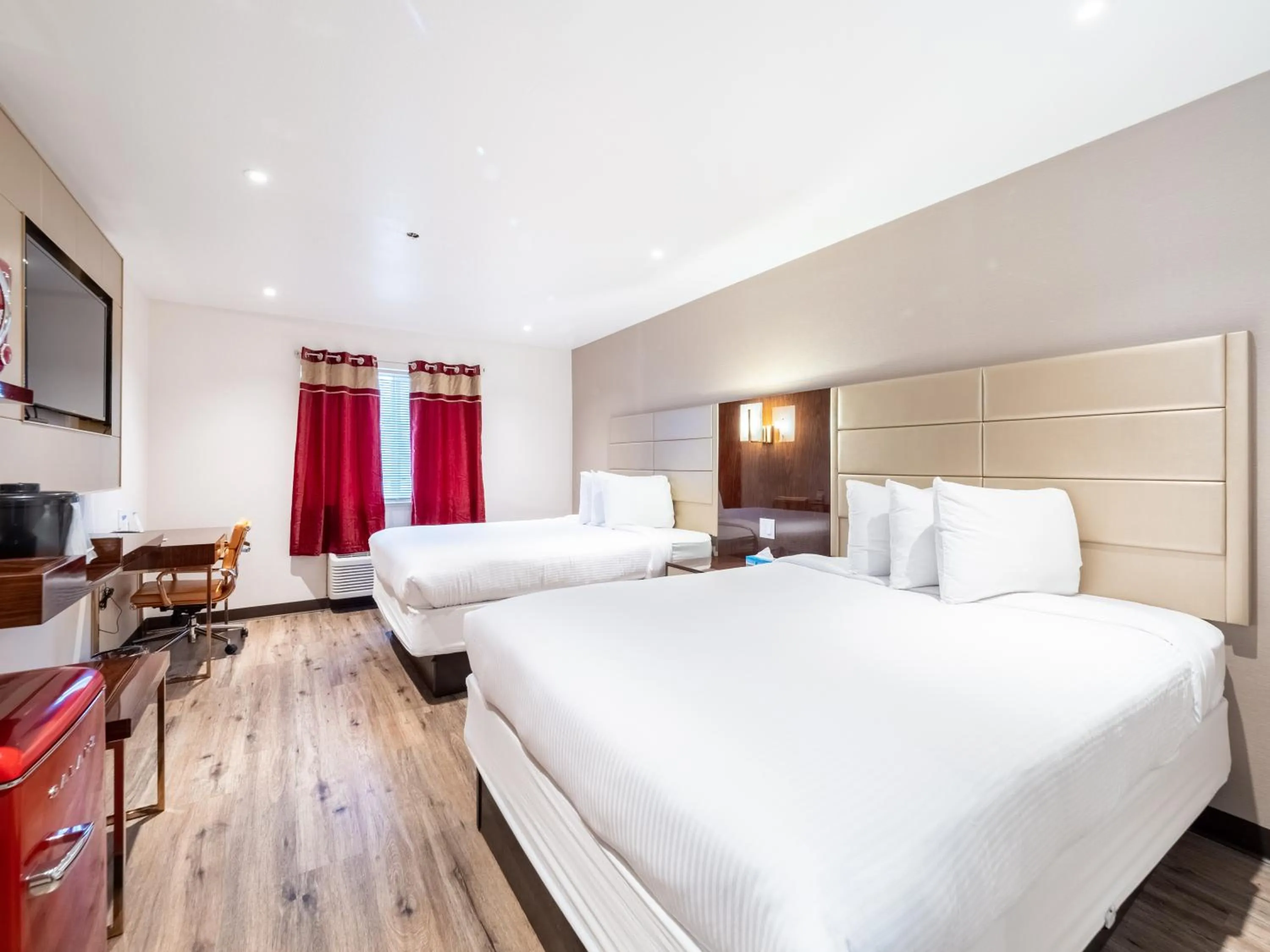 Bedroom, Bed in Baymont by Wyndham Anderson