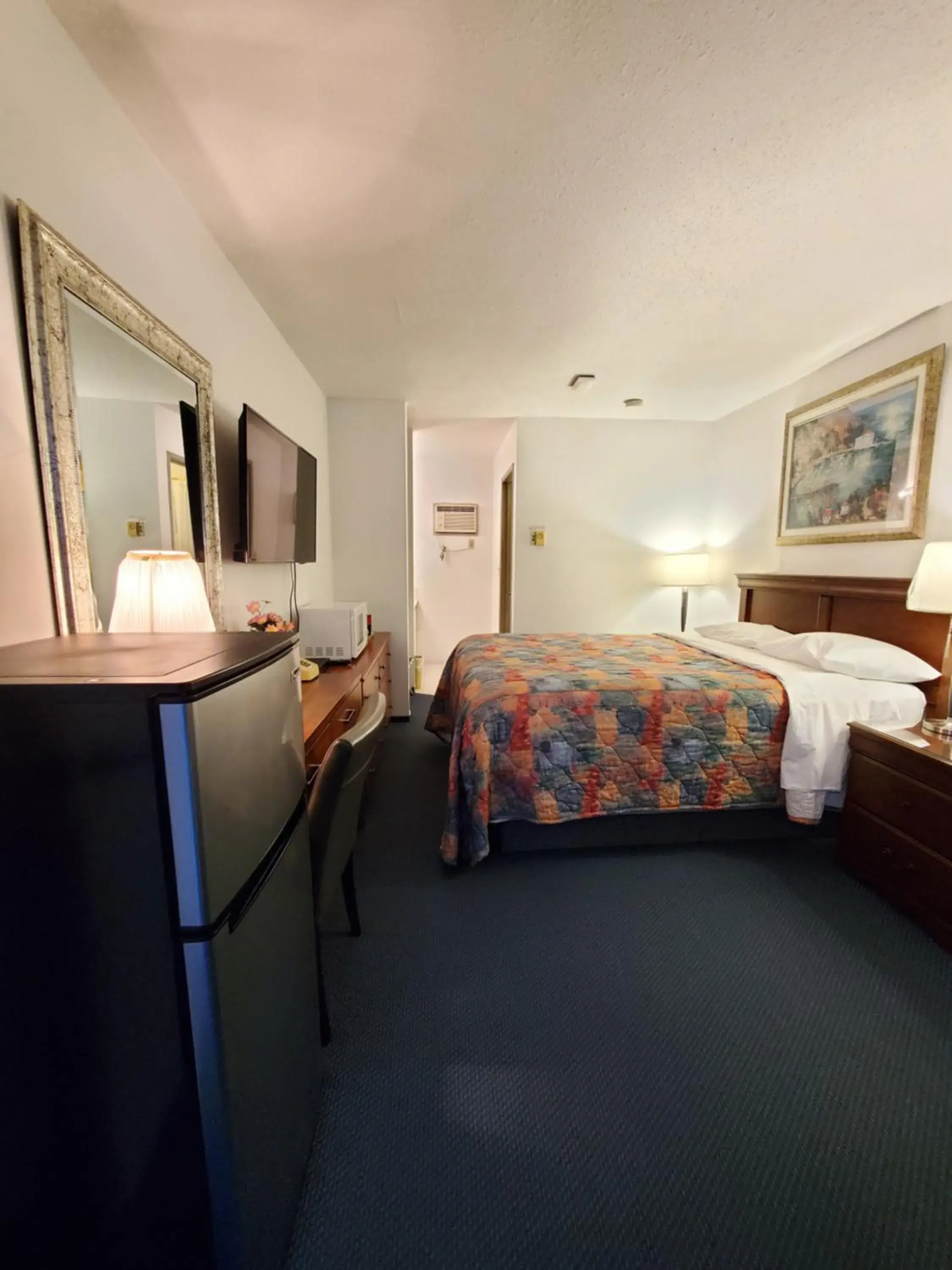 Queen Room in Red Roof Motor Inn Queen Room in Red Roof Motor Inn