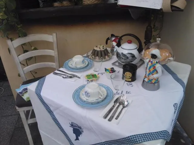 Breakfast in Mirabilia