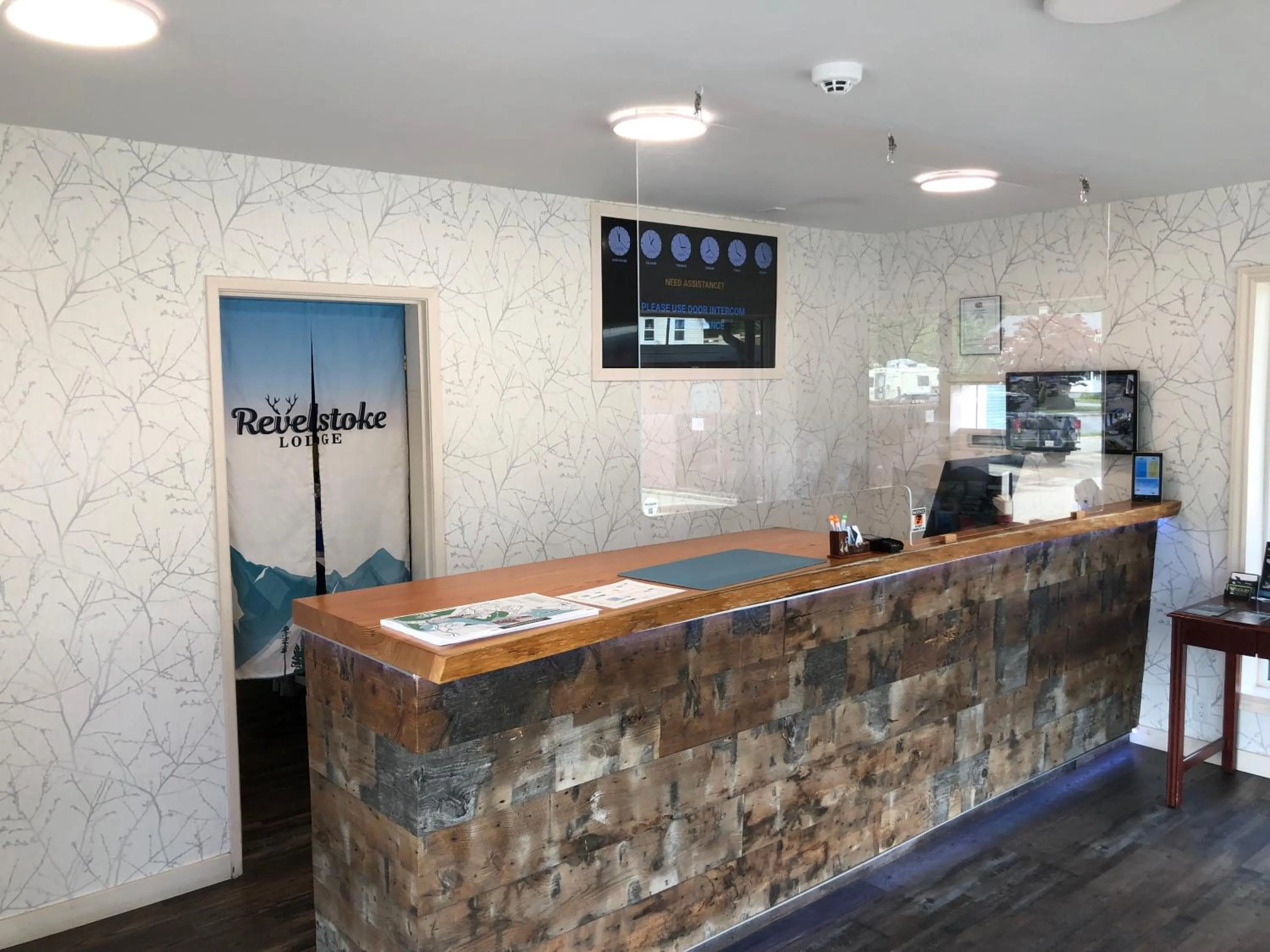 Lobby or reception in Revelstoke Lodge