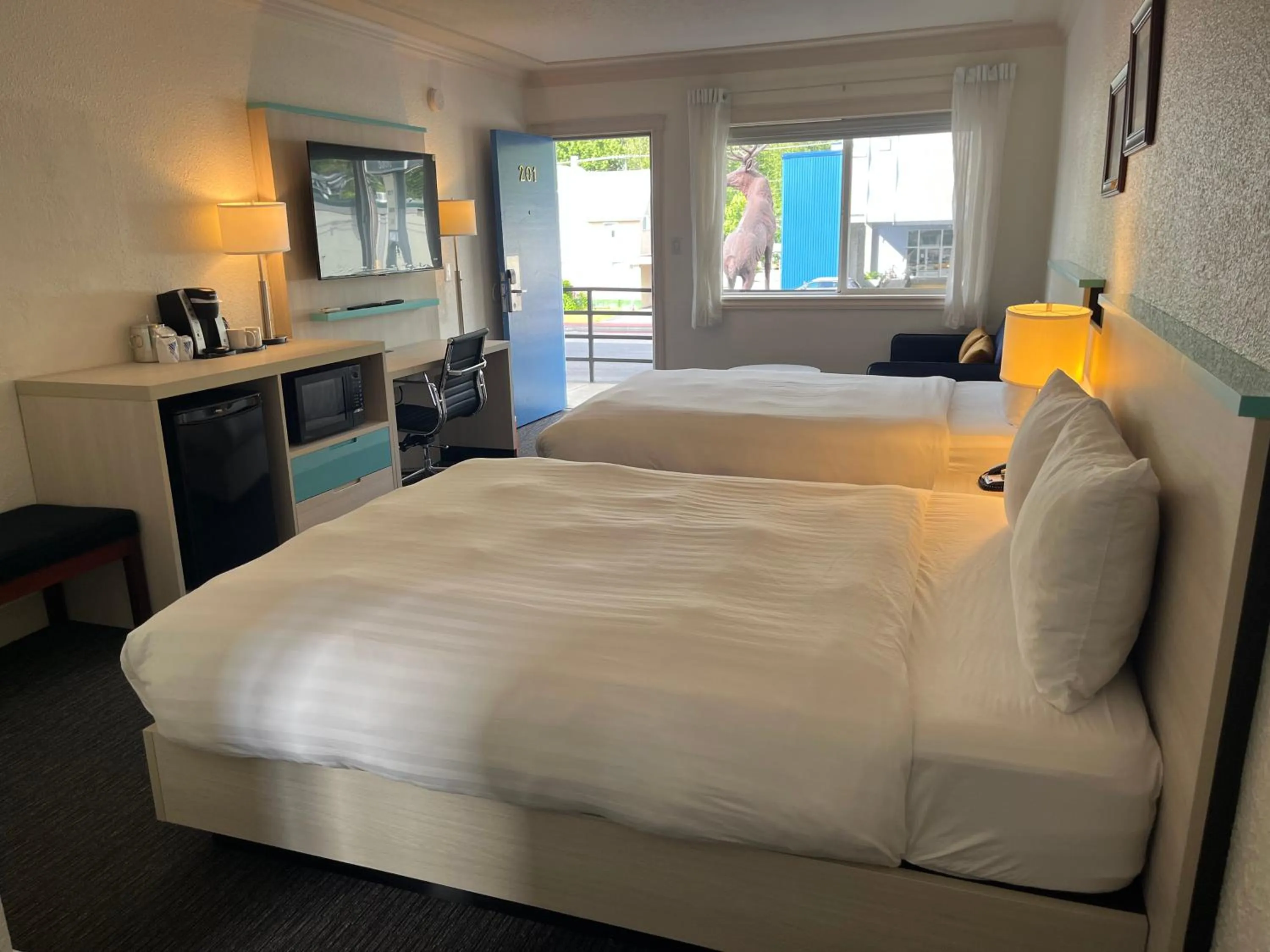 Photo of the whole room, Bed in Revelstoke Lodge