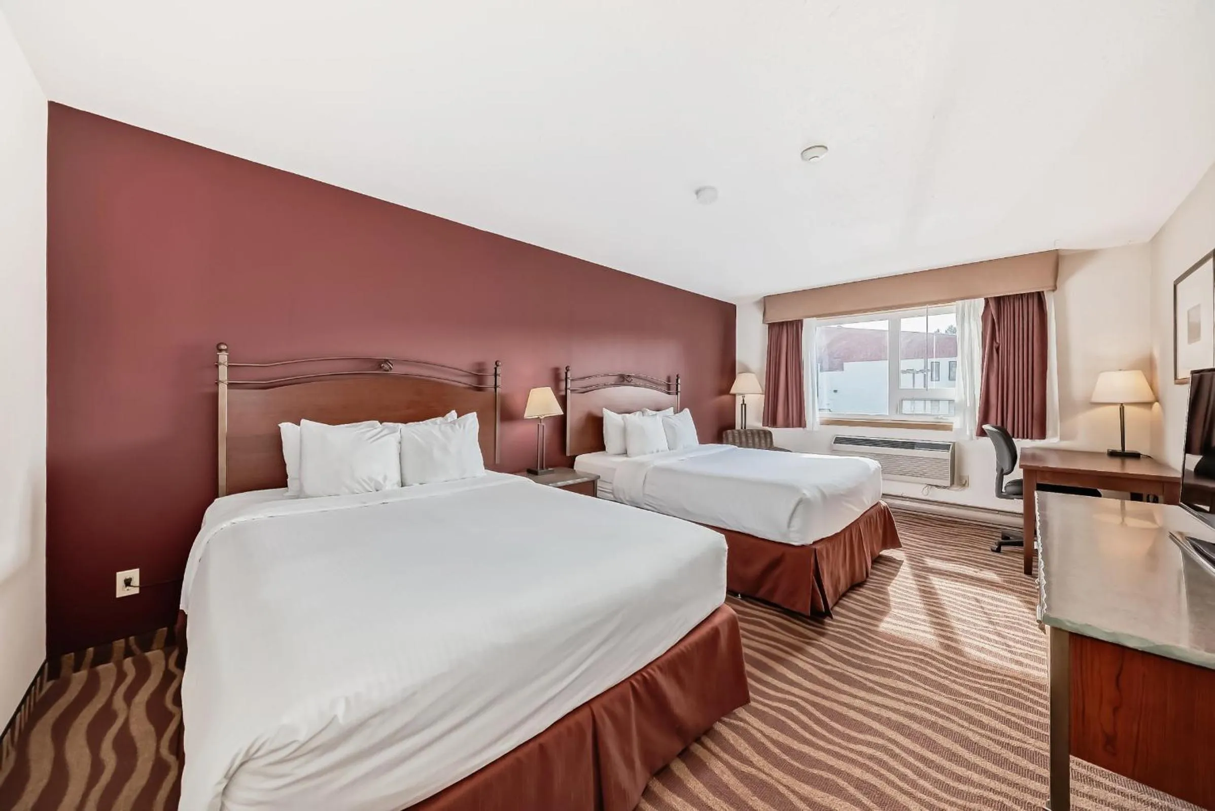 Bed in Invermere Inn & Suites