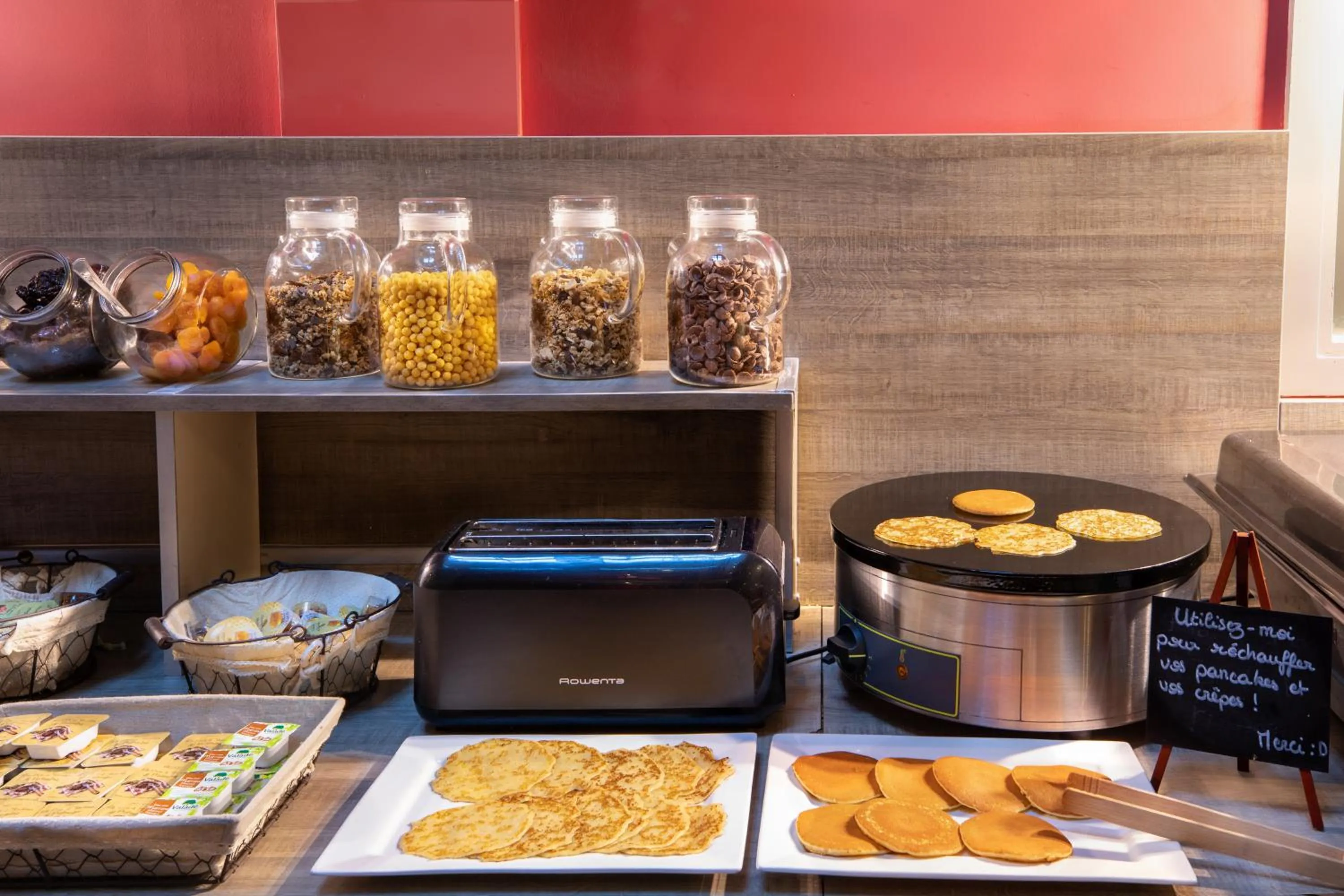 Buffet breakfast in SOWELL RESIDENCES New Chastillon