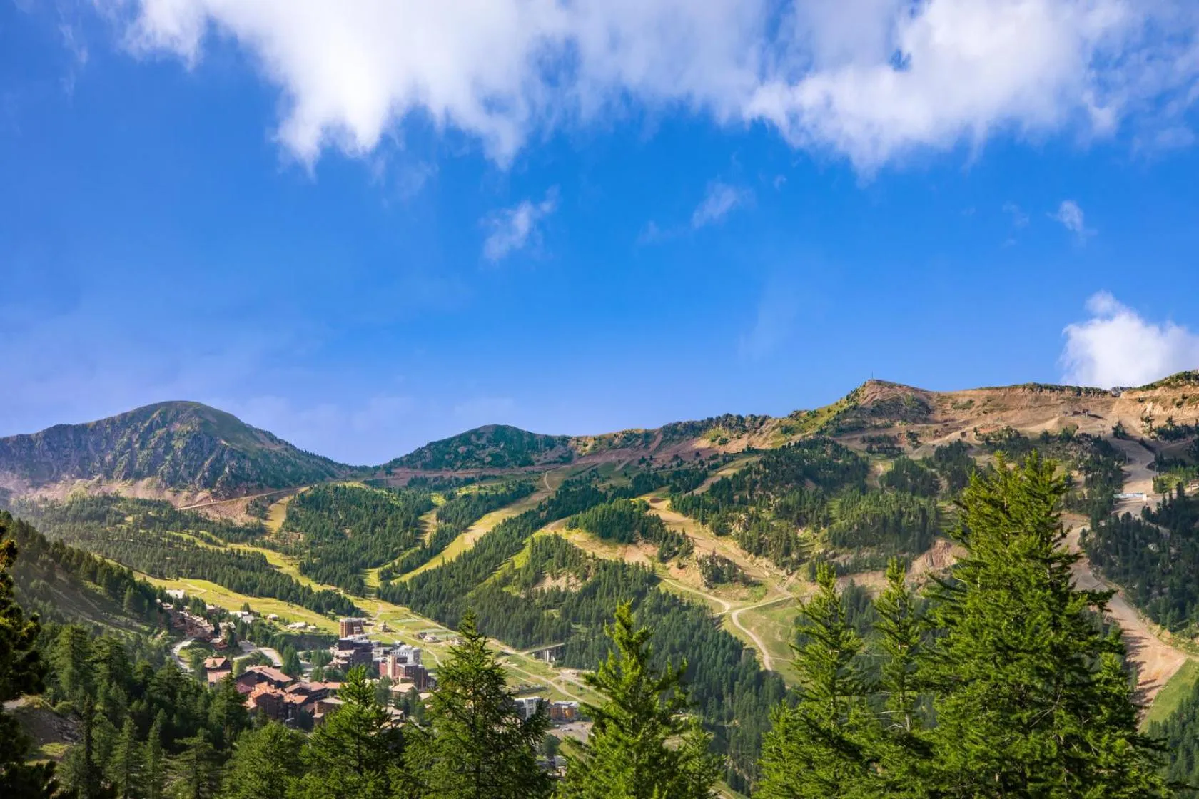 Natural landscape in SOWELL RESIDENCES New Chastillon