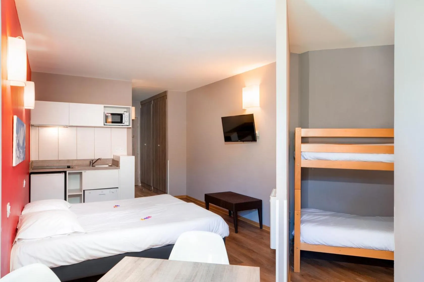 Photo of the whole room, Bed in SOWELL RESIDENCES New Chastillon