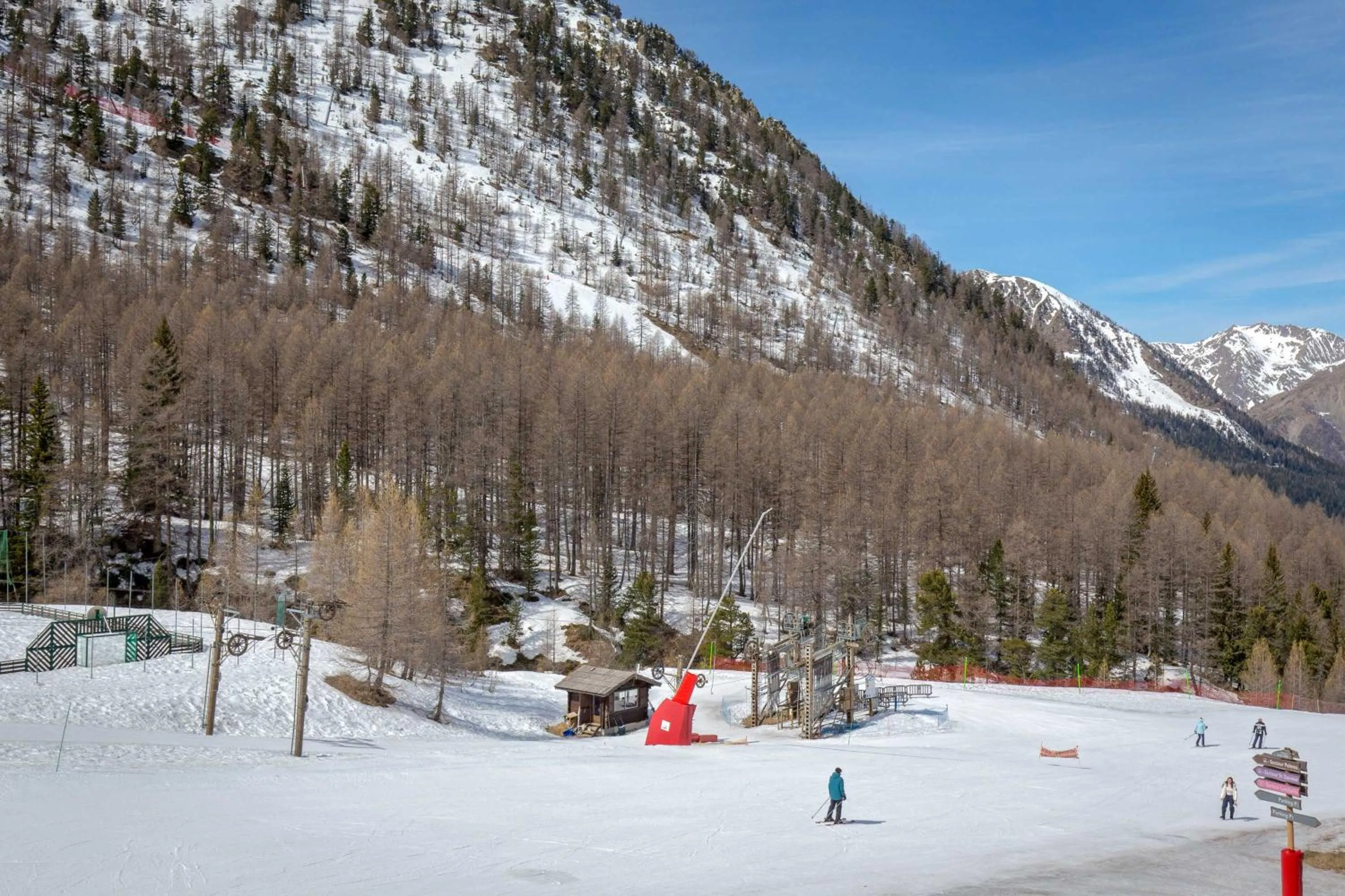 Skiing in SOWELL RESIDENCES New Chastillon