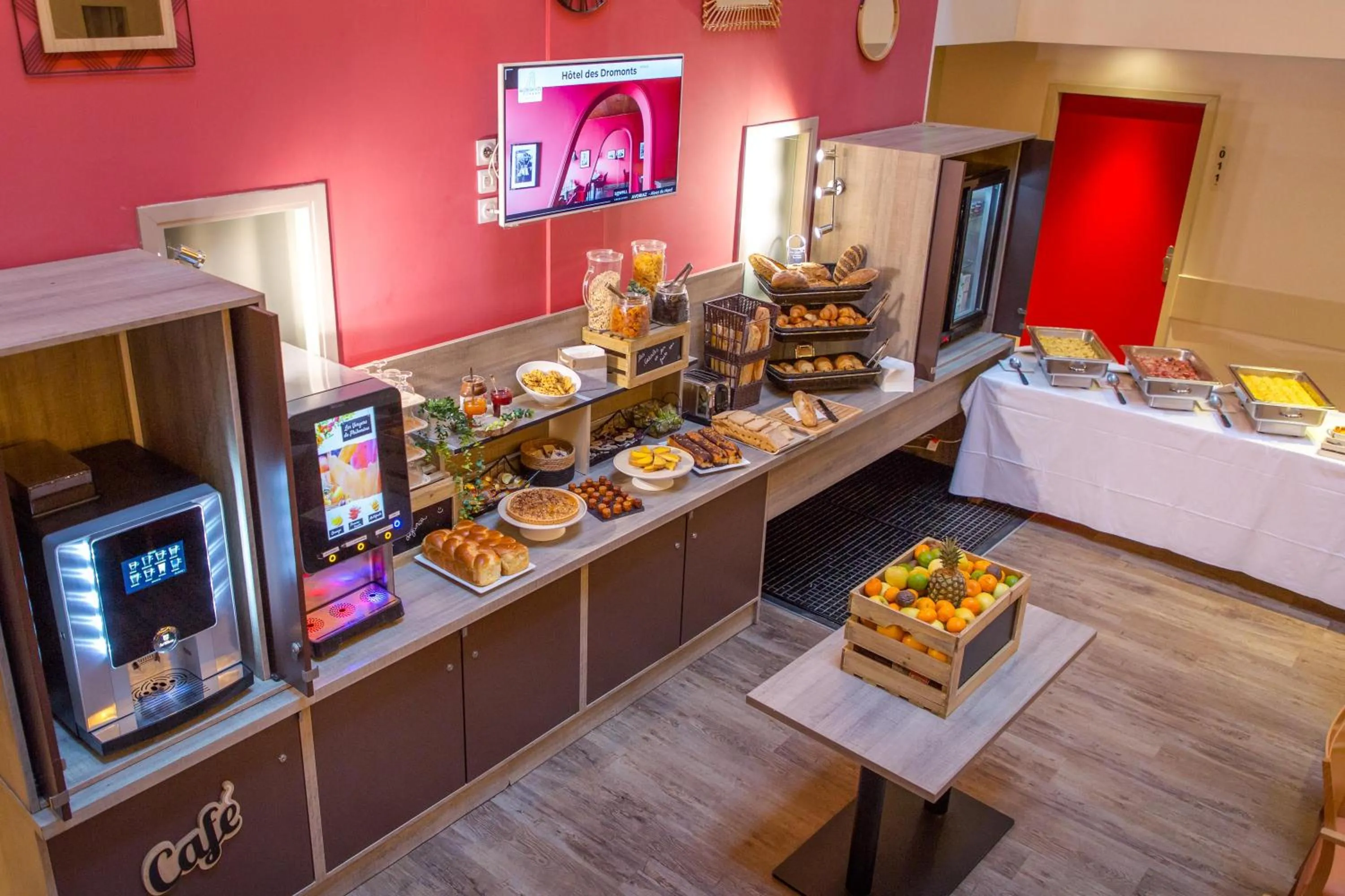 Buffet breakfast in SOWELL RESIDENCES New Chastillon