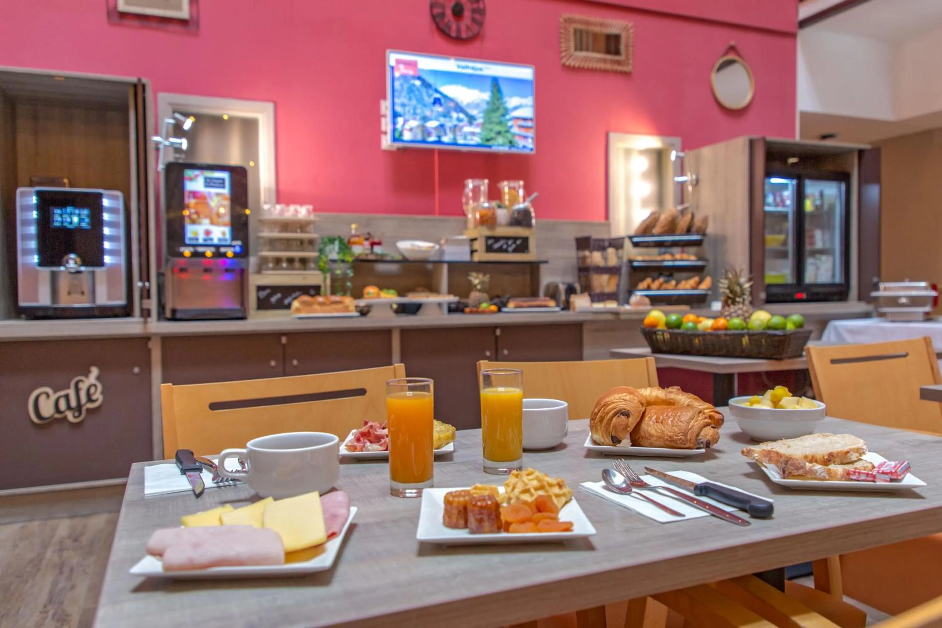 Buffet breakfast in SOWELL RESIDENCES New Chastillon