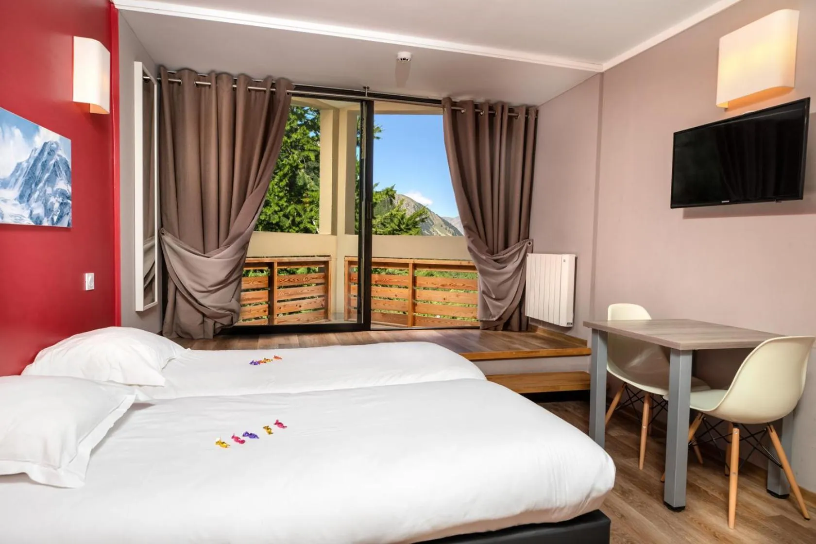 Photo of the whole room, Bed in SOWELL RESIDENCES New Chastillon