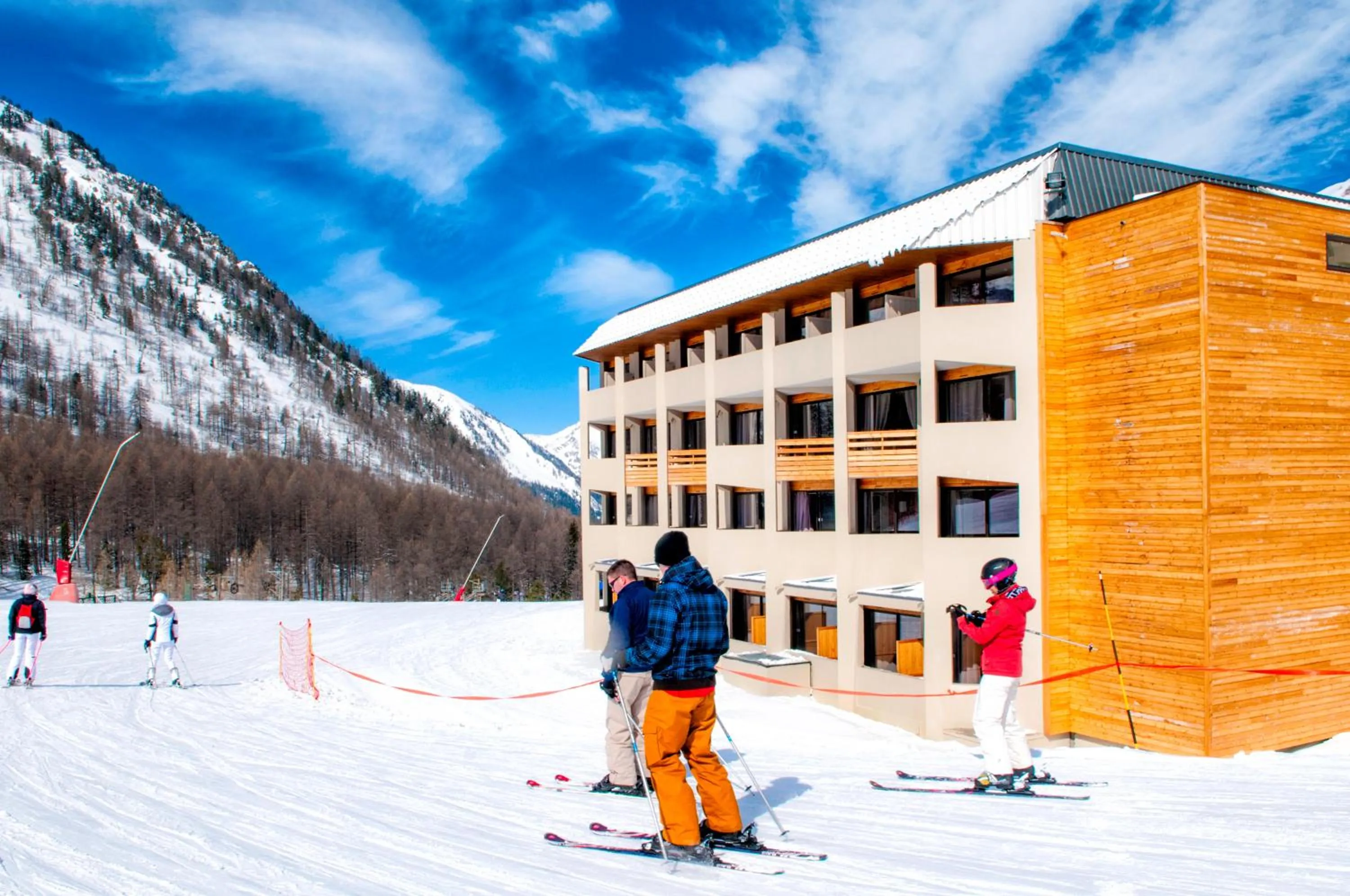 Facade/entrance in SOWELL RESIDENCES New Chastillon