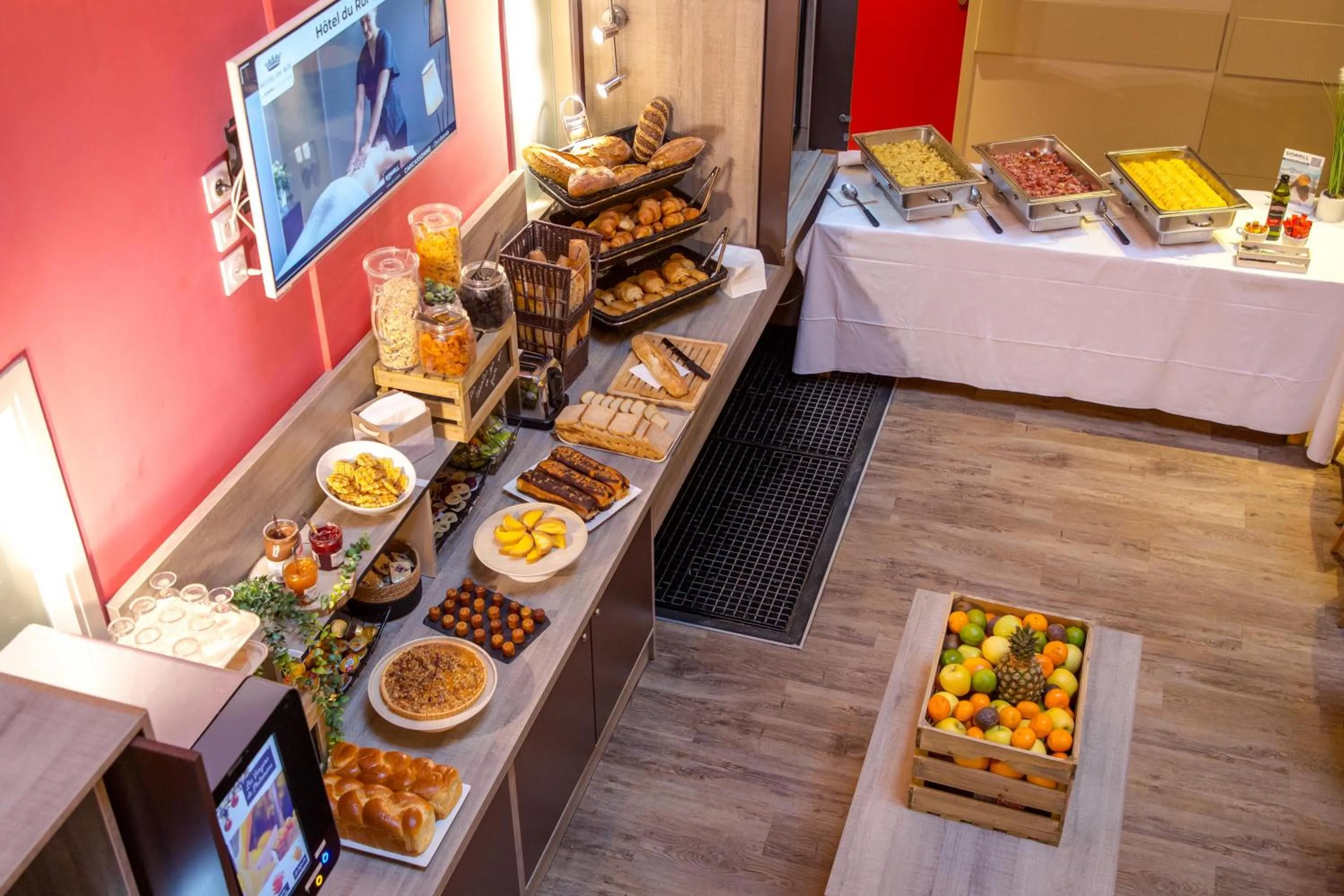 Buffet breakfast in SOWELL RESIDENCES New Chastillon