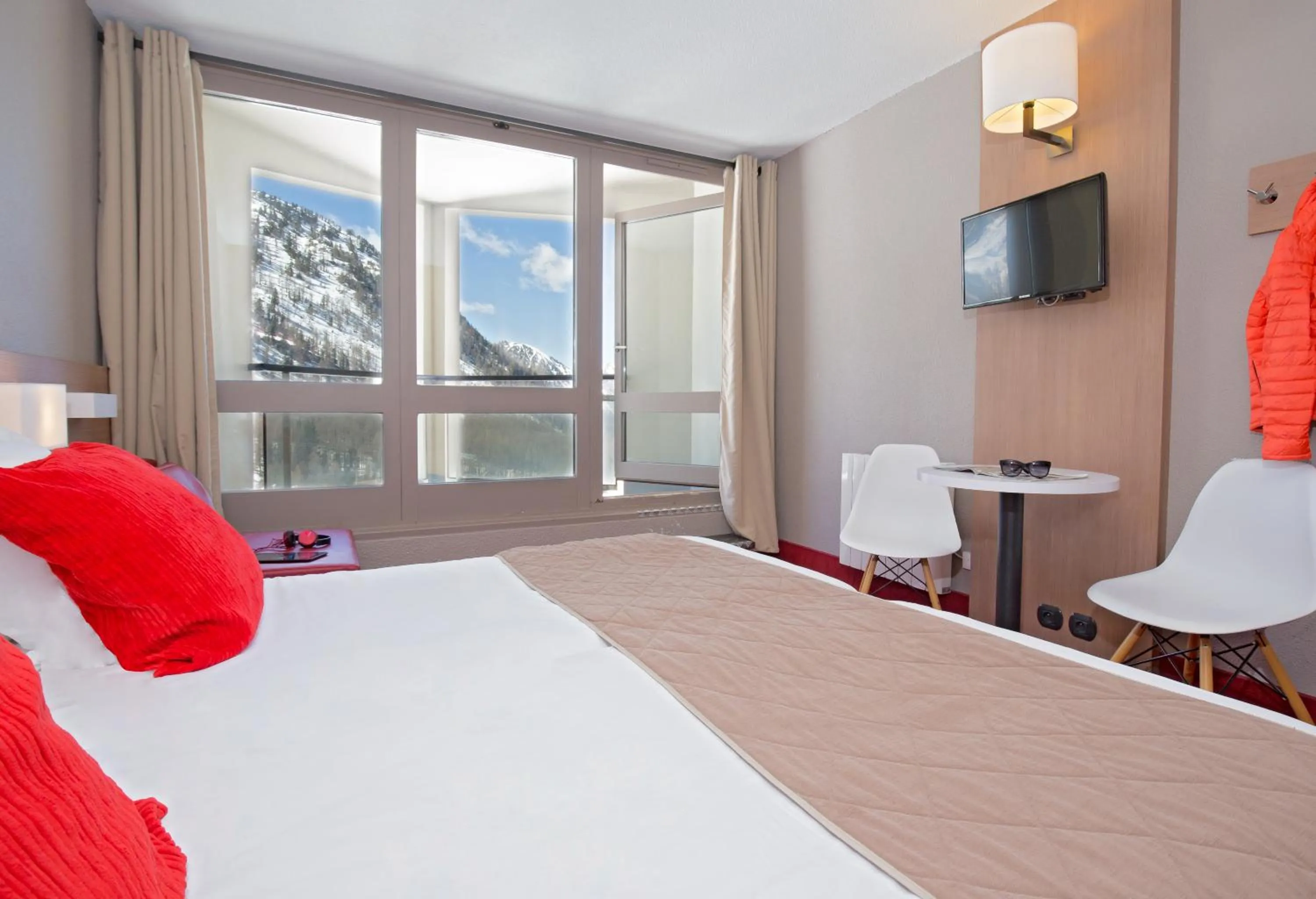 Bedroom, Bed in SOWELL HOTELS Le Pas du Loup