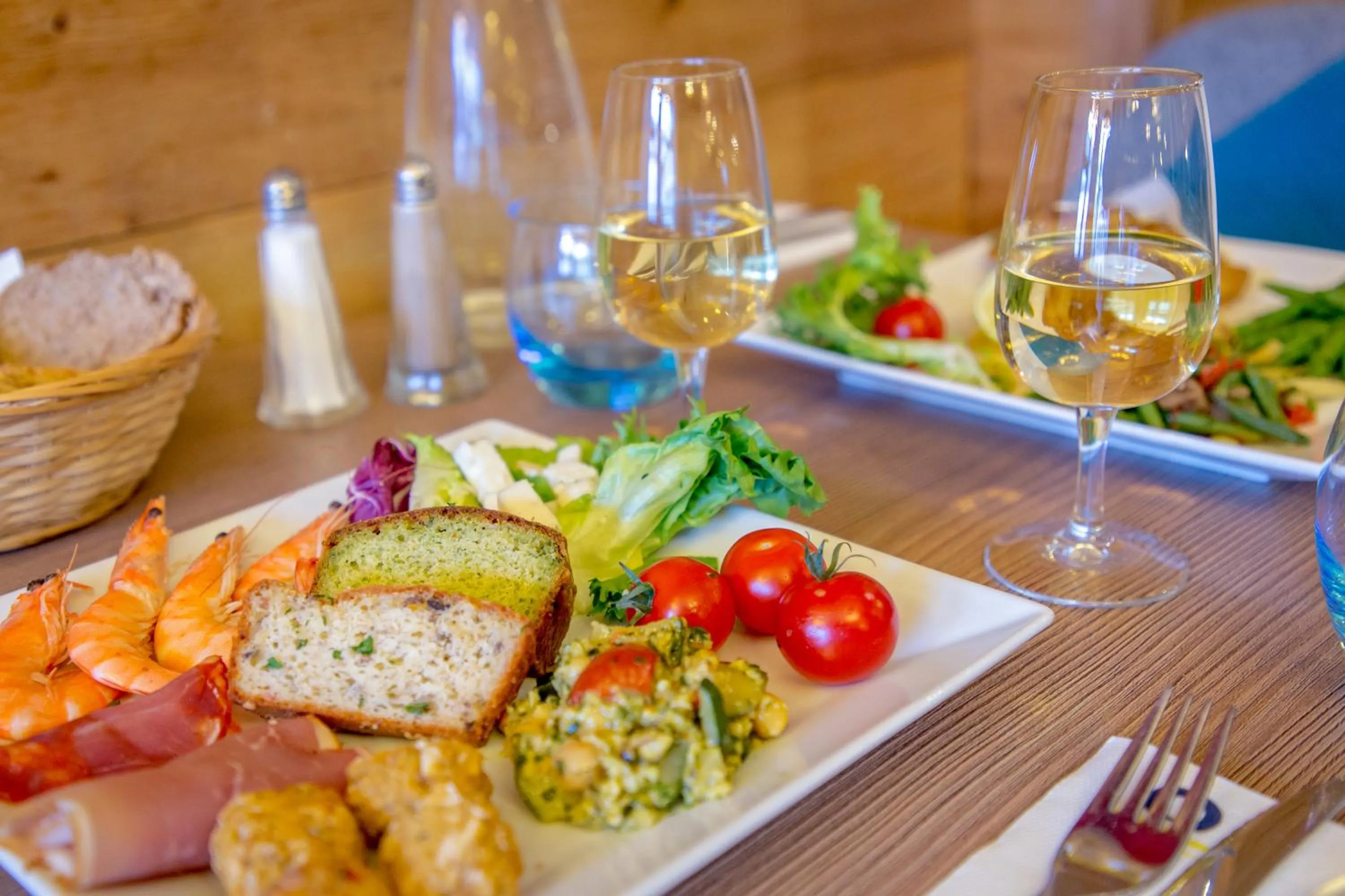 Restaurant/places to eat in SOWELL HOTELS Le Pas du Loup