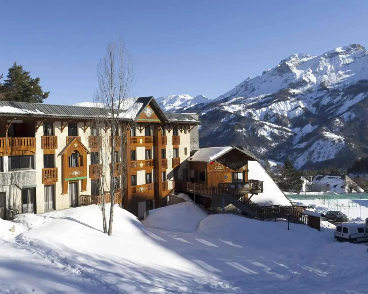 Facade/entrance in SOWELL Family Les Bergers