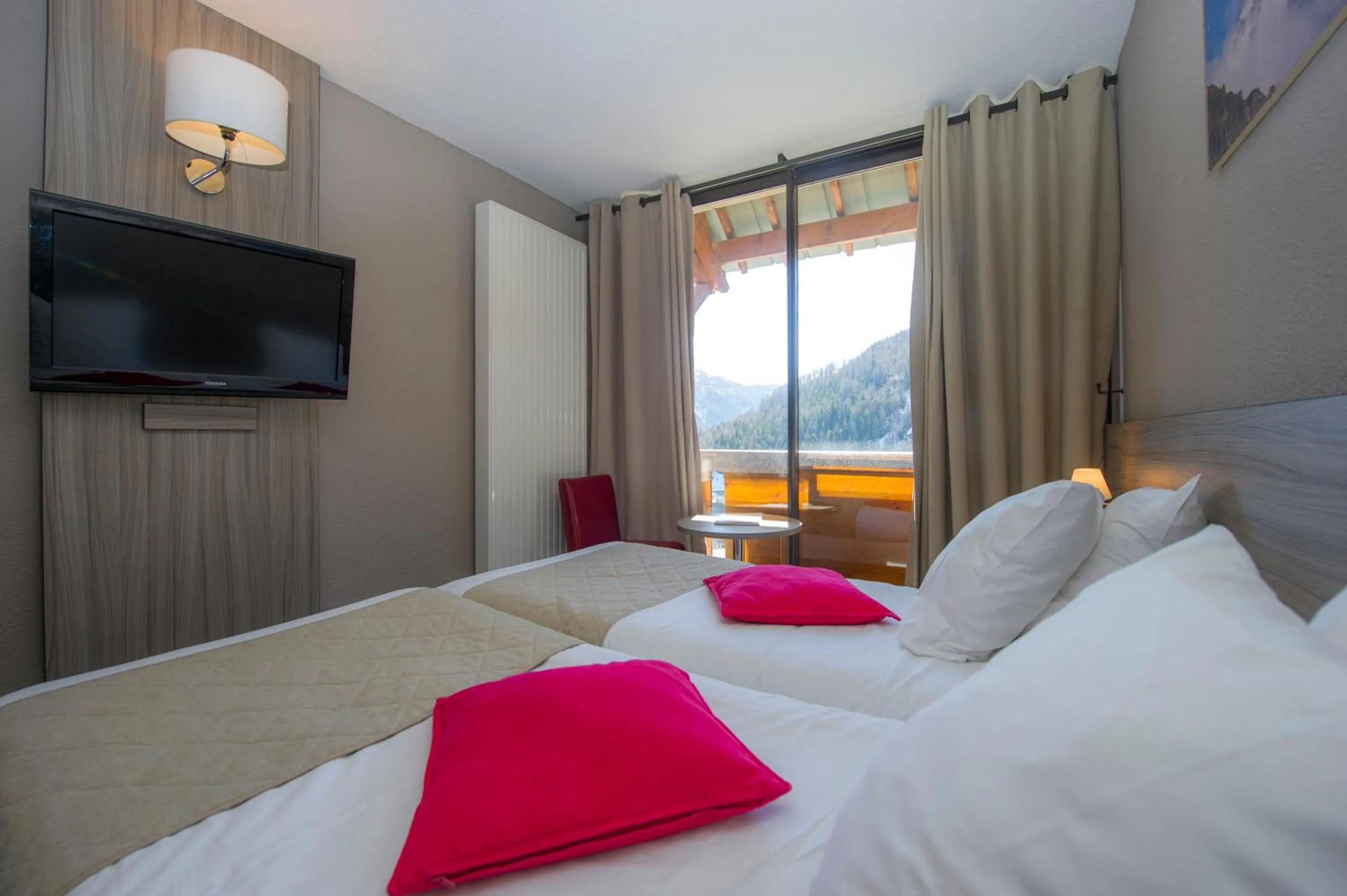 Photo of the whole room, Bed in SOWELL Family Les Bergers