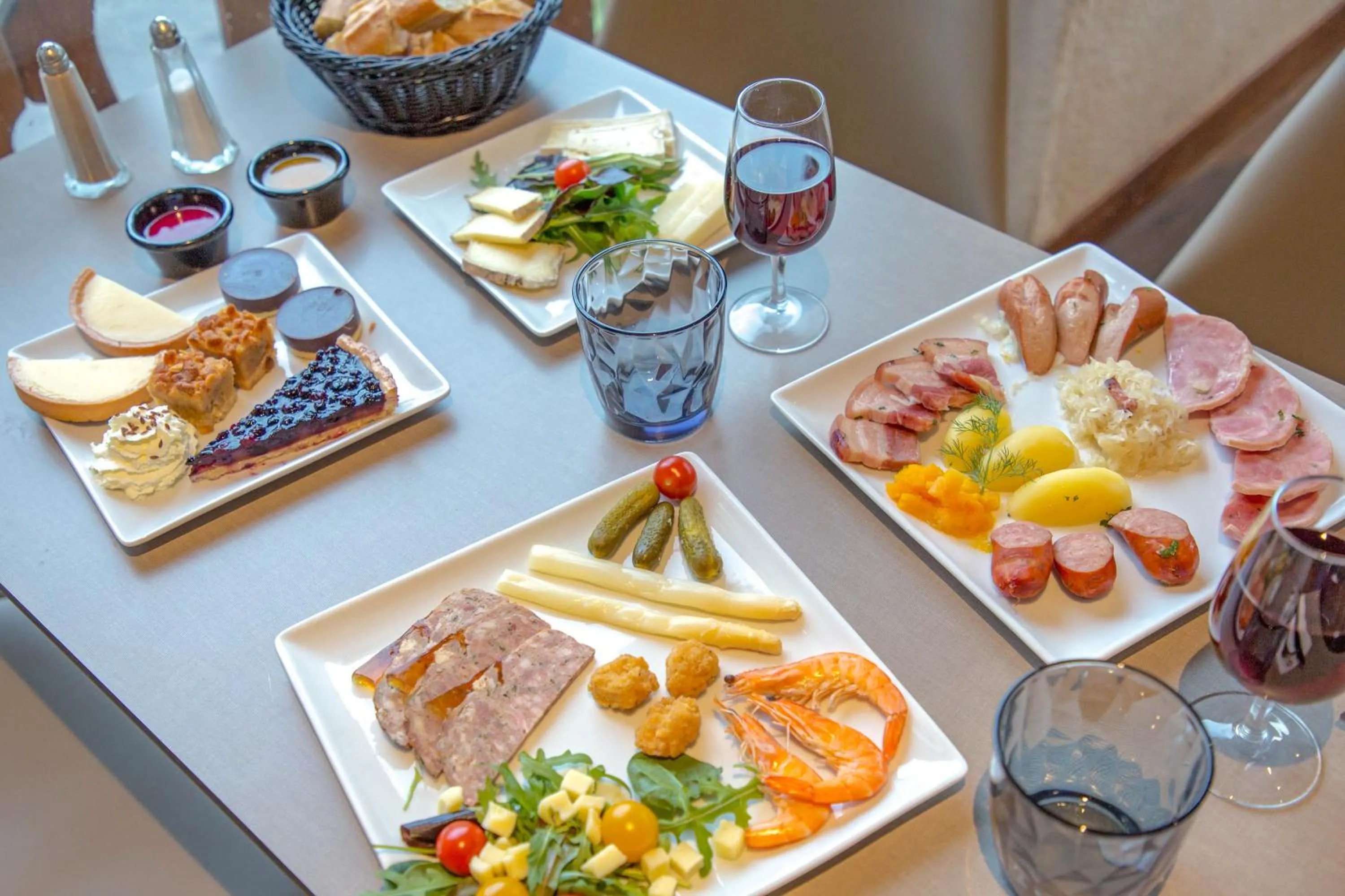 Restaurant/places to eat in SOWELL Family Les Bergers