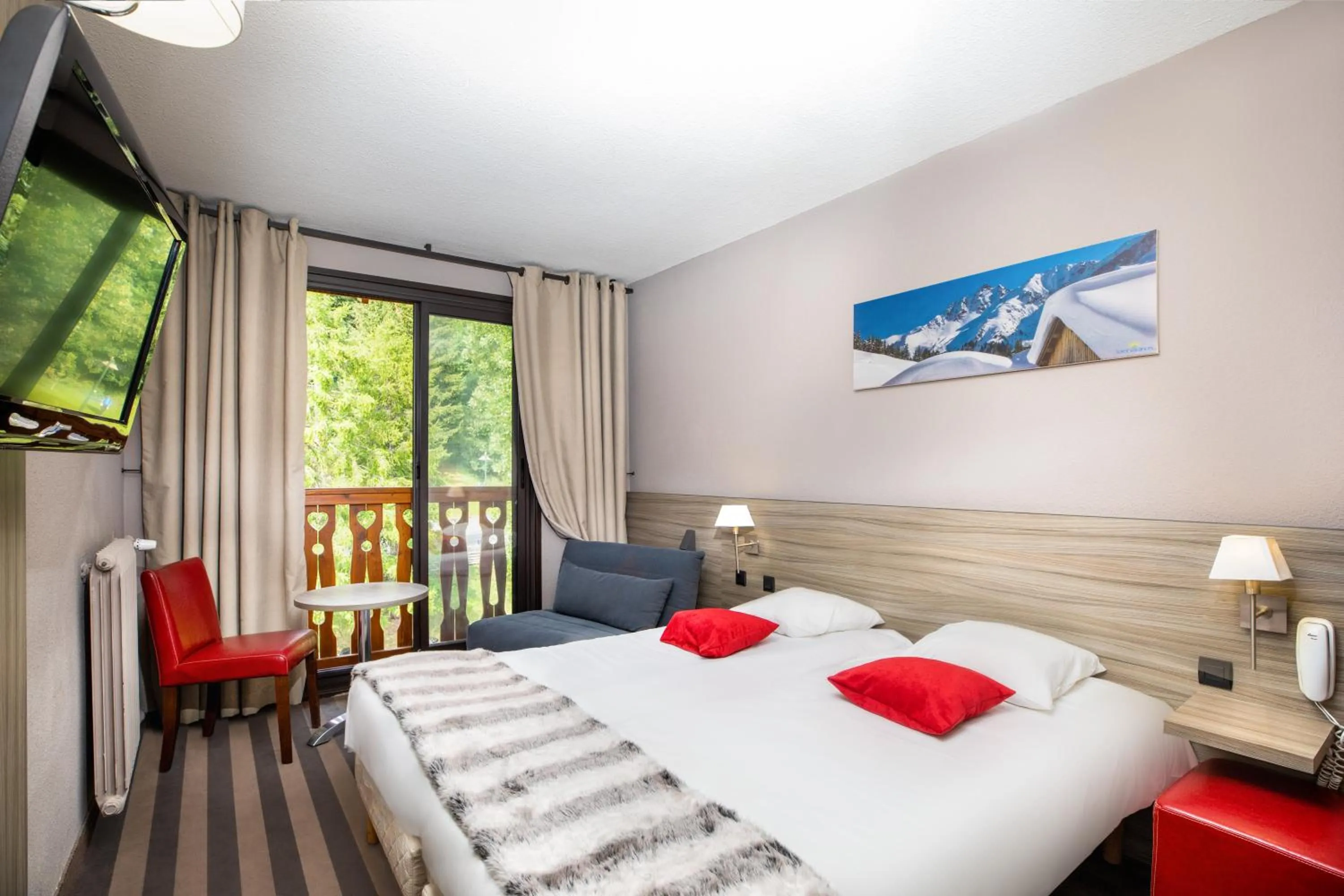 Photo of the whole room, Bed in SOWELL Family Les Bergers