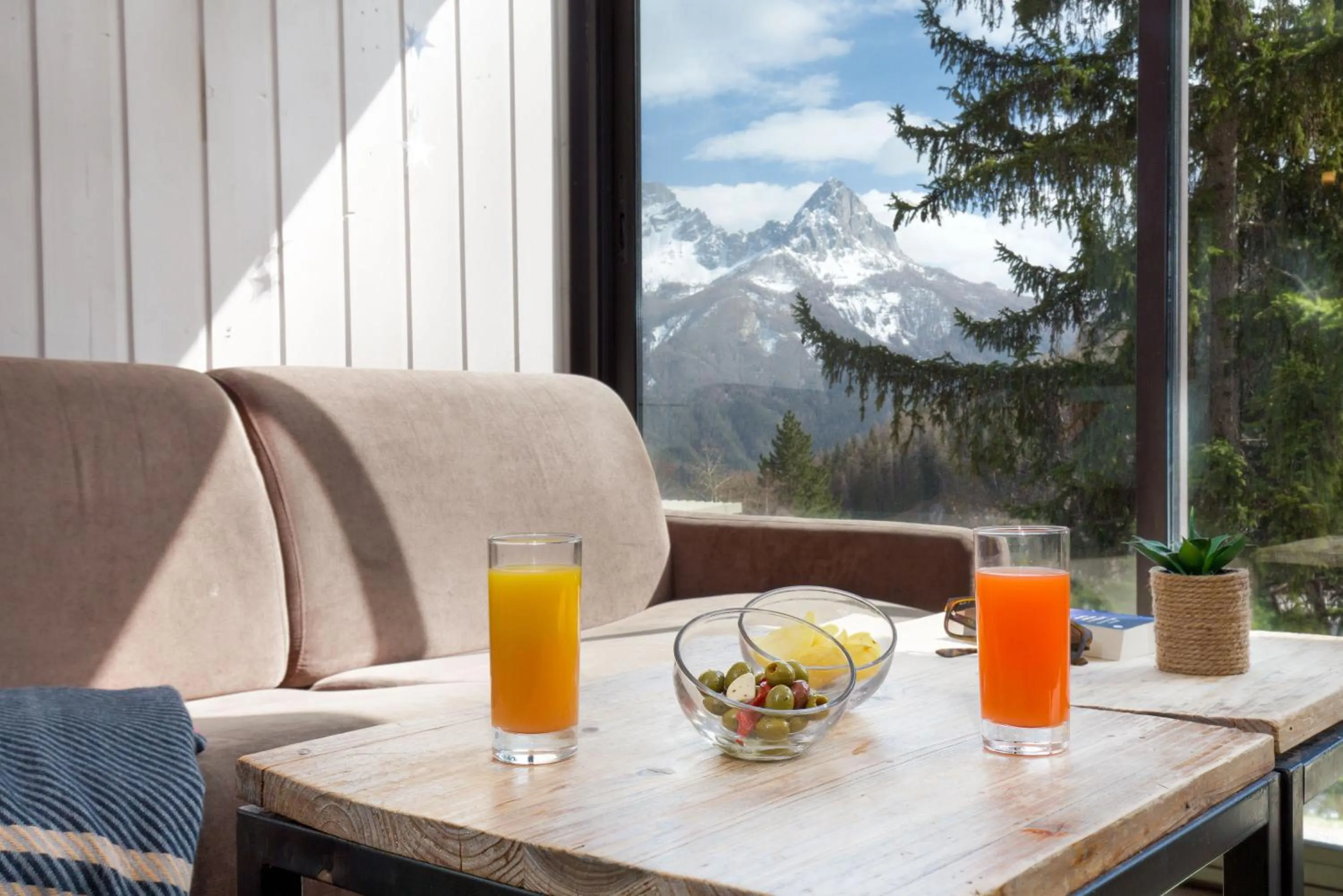 Lounge or bar in SOWELL Family Les Bergers