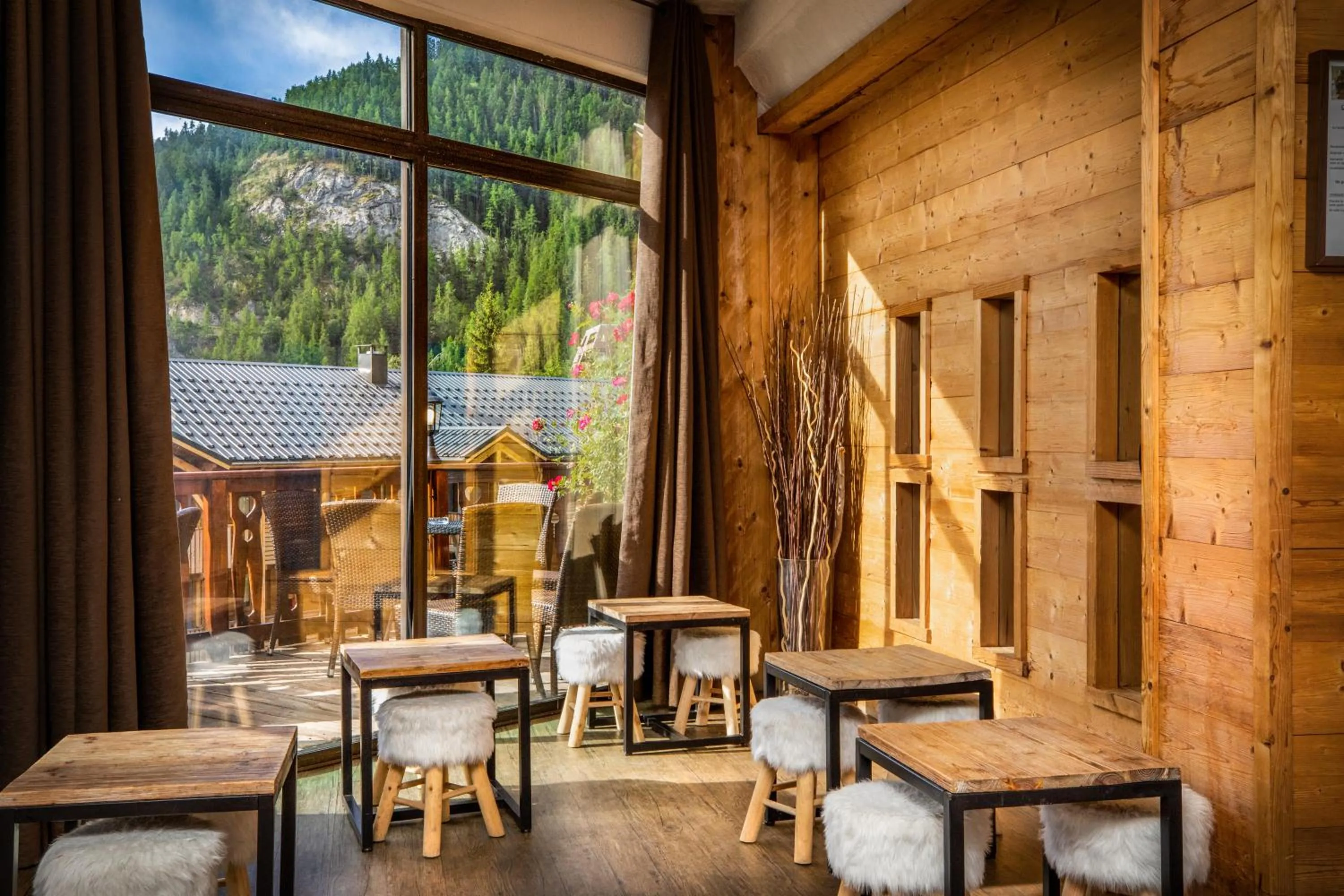 Lounge or bar in SOWELL Family Les Bergers