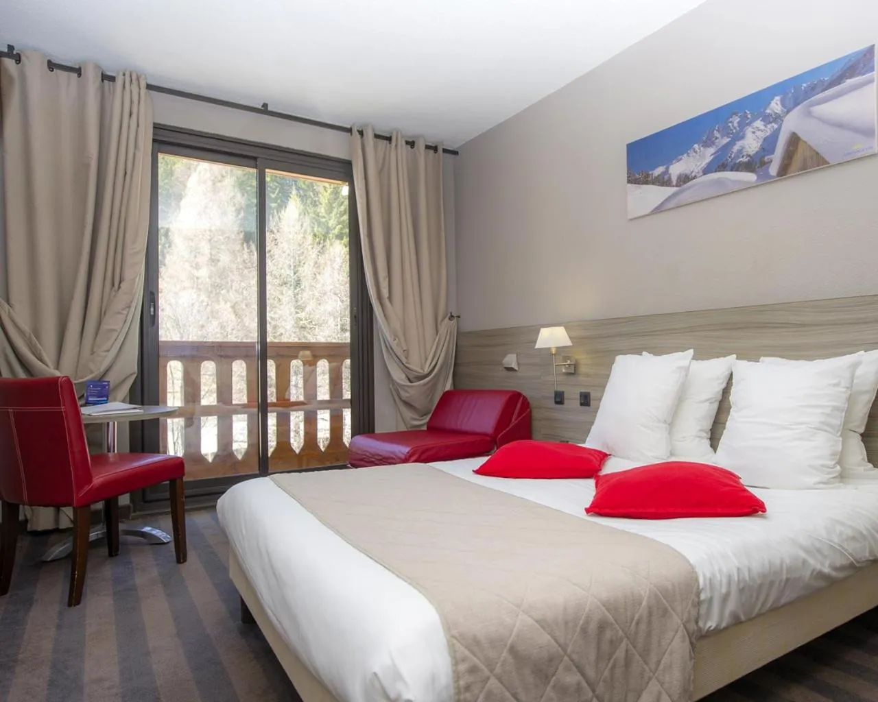 Photo of the whole room, Bed in SOWELL Family Les Bergers