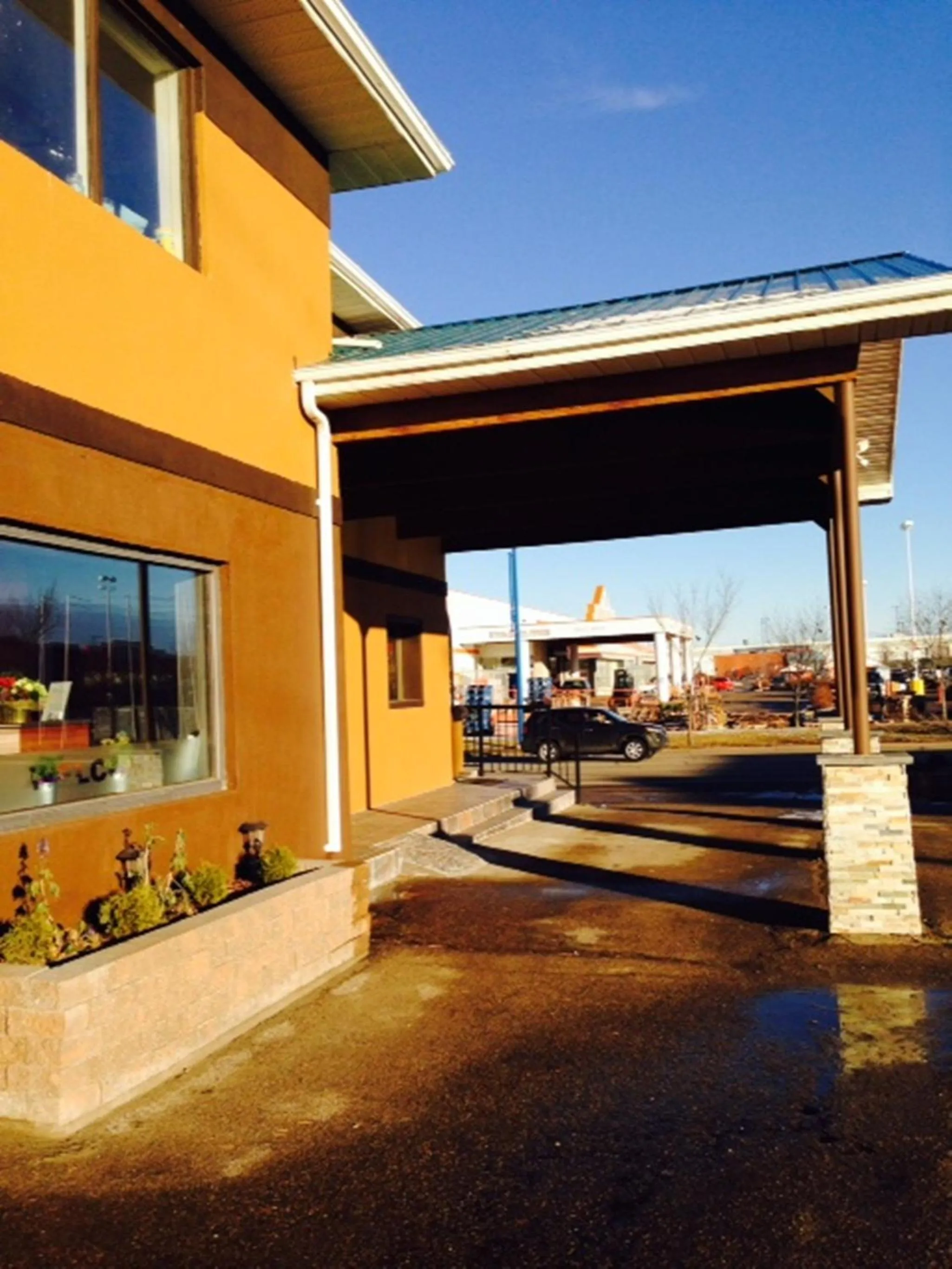 Property building in Nice Inn Edmonton
