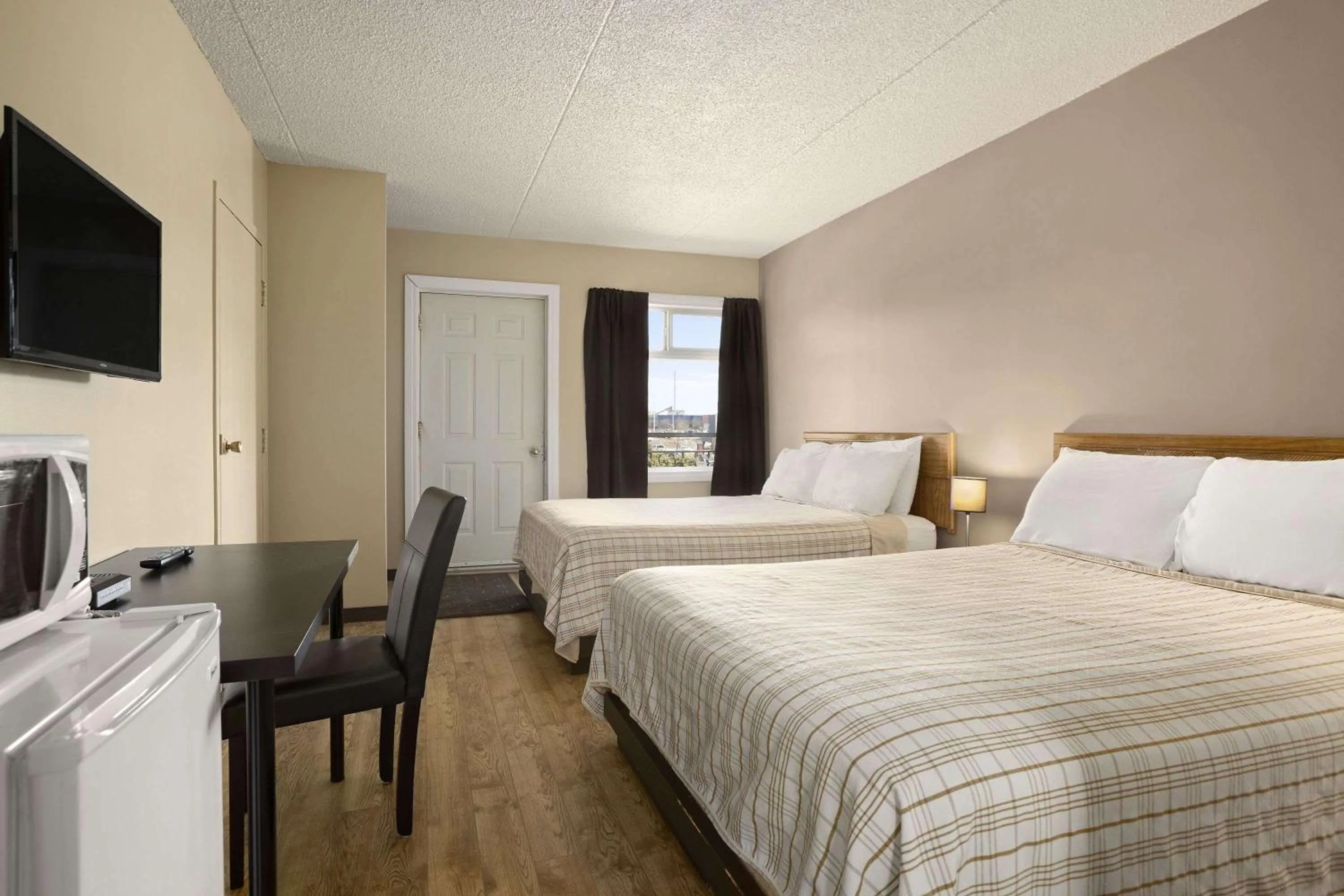 Photo of the whole room in Nice Inn Edmonton