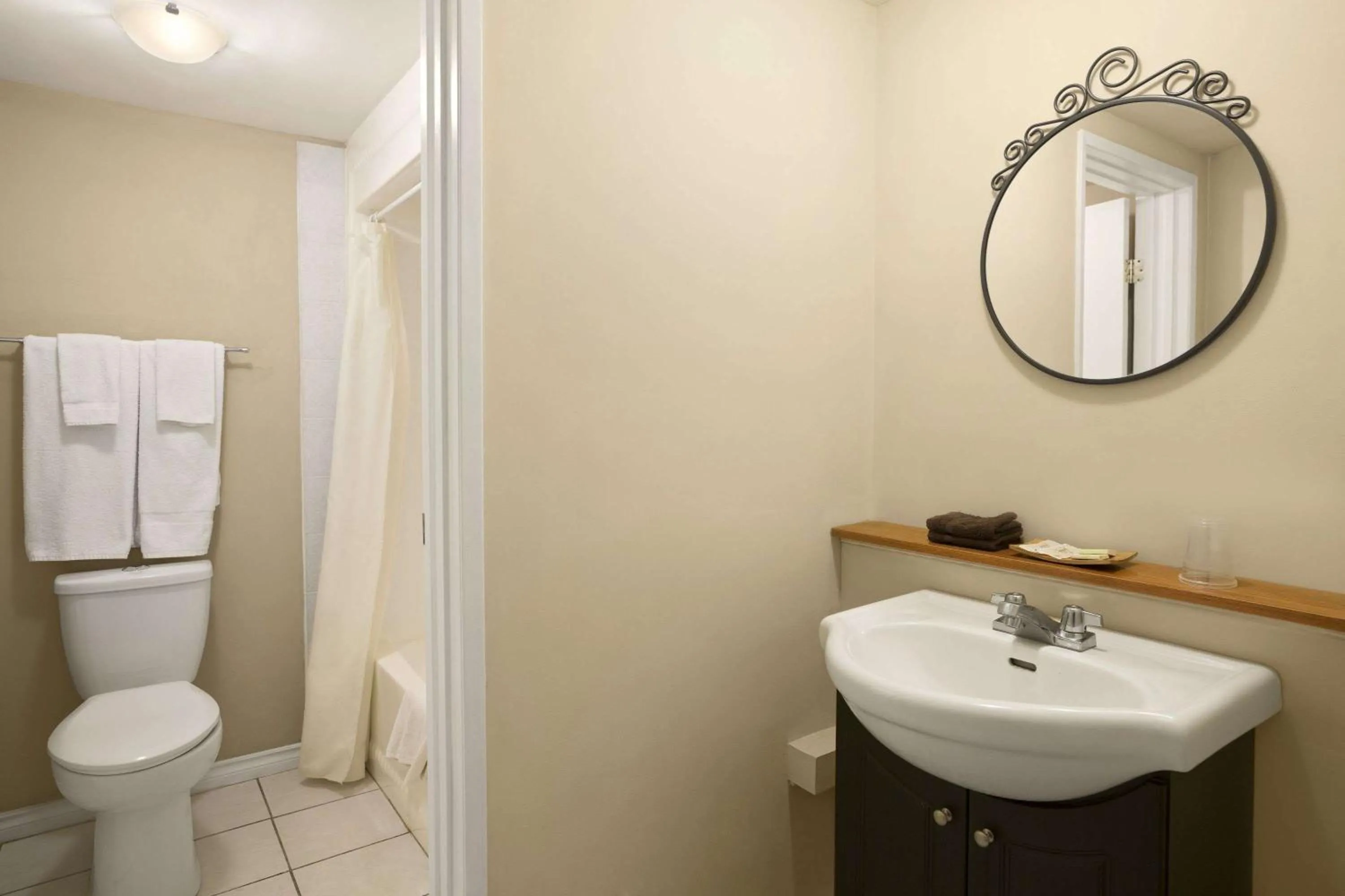 Photo of the whole room in Nice Inn Edmonton