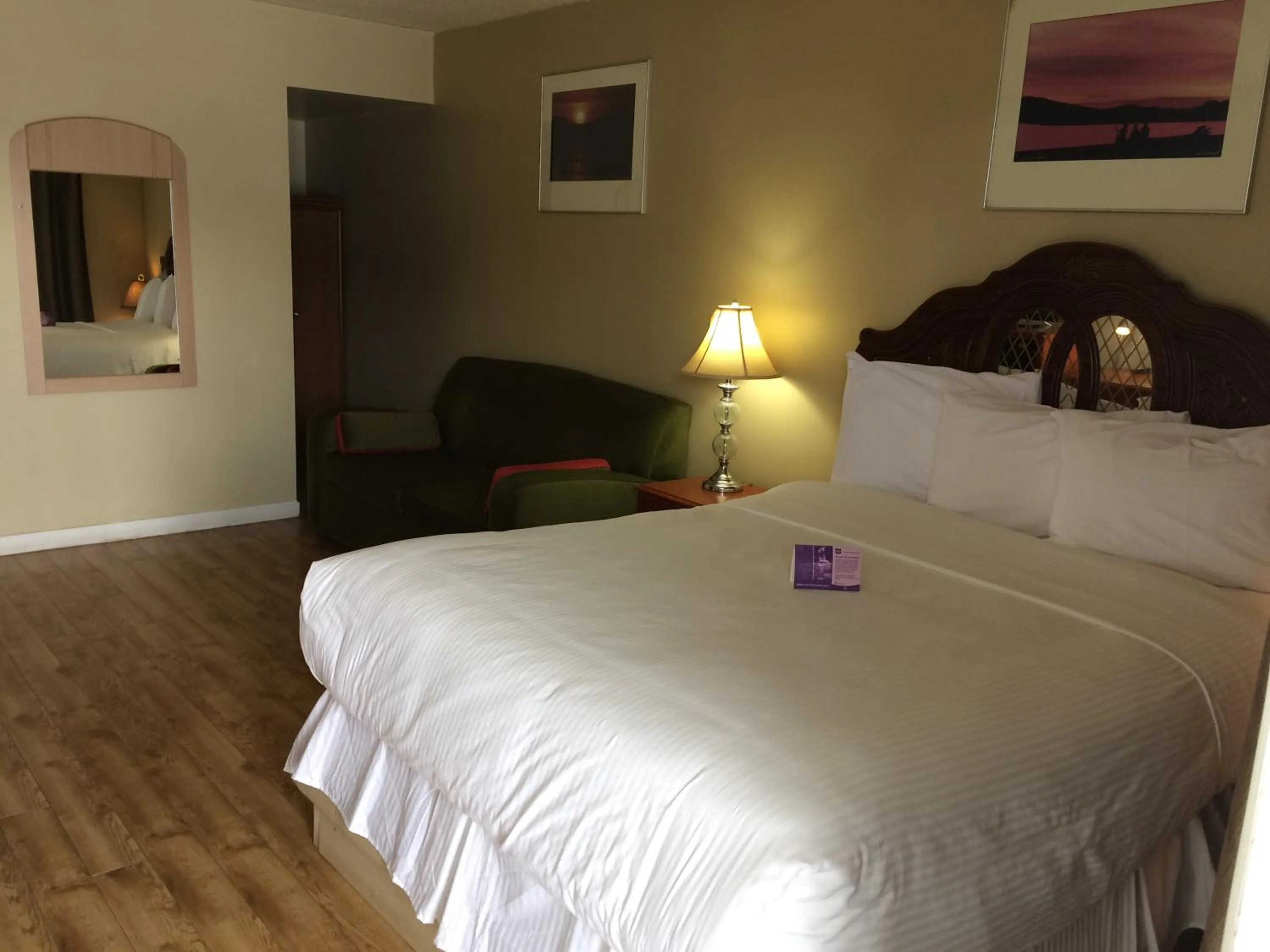 Bed in Nice Inn Edmonton