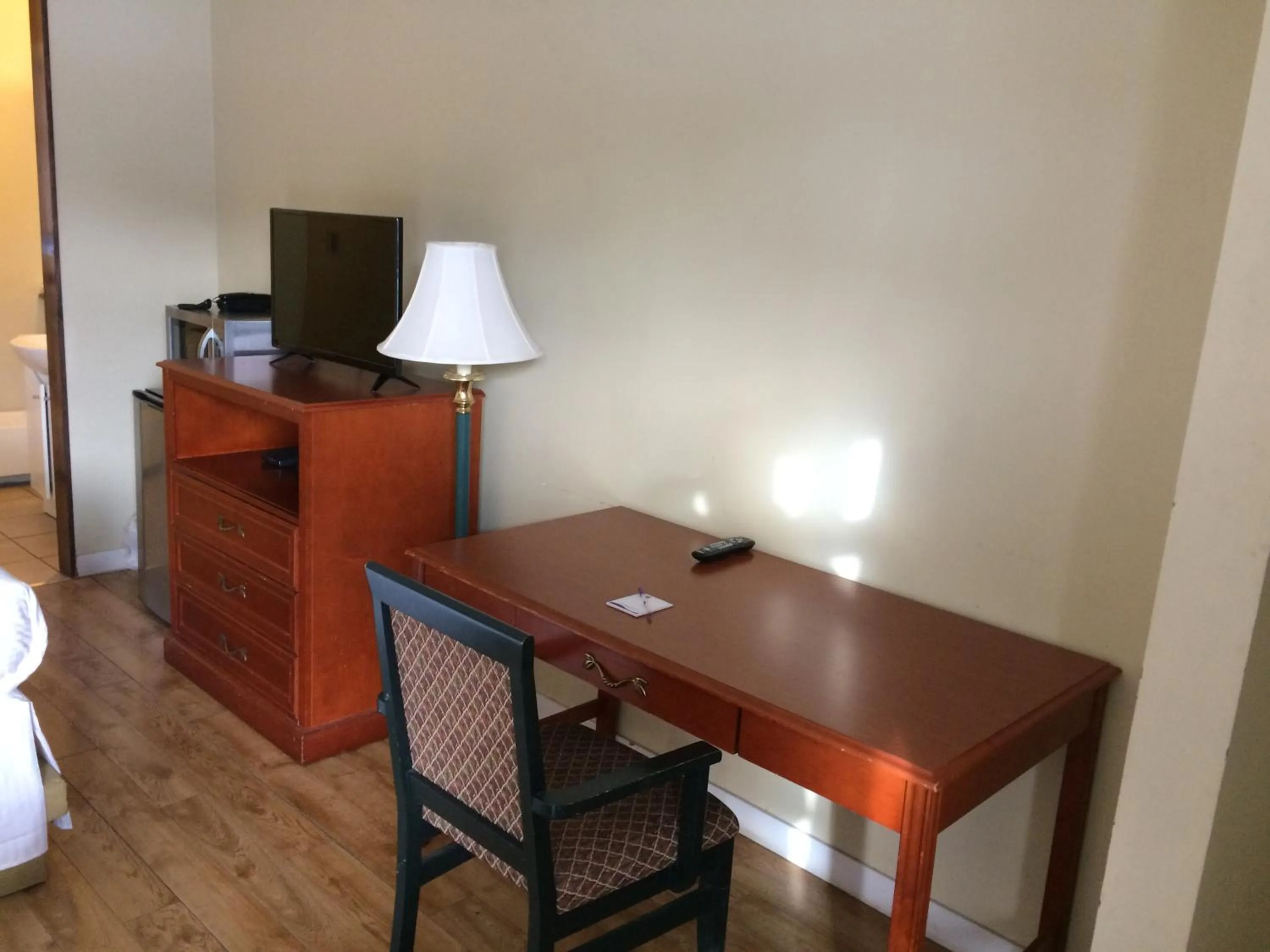 TV and multimedia in Nice Inn Edmonton