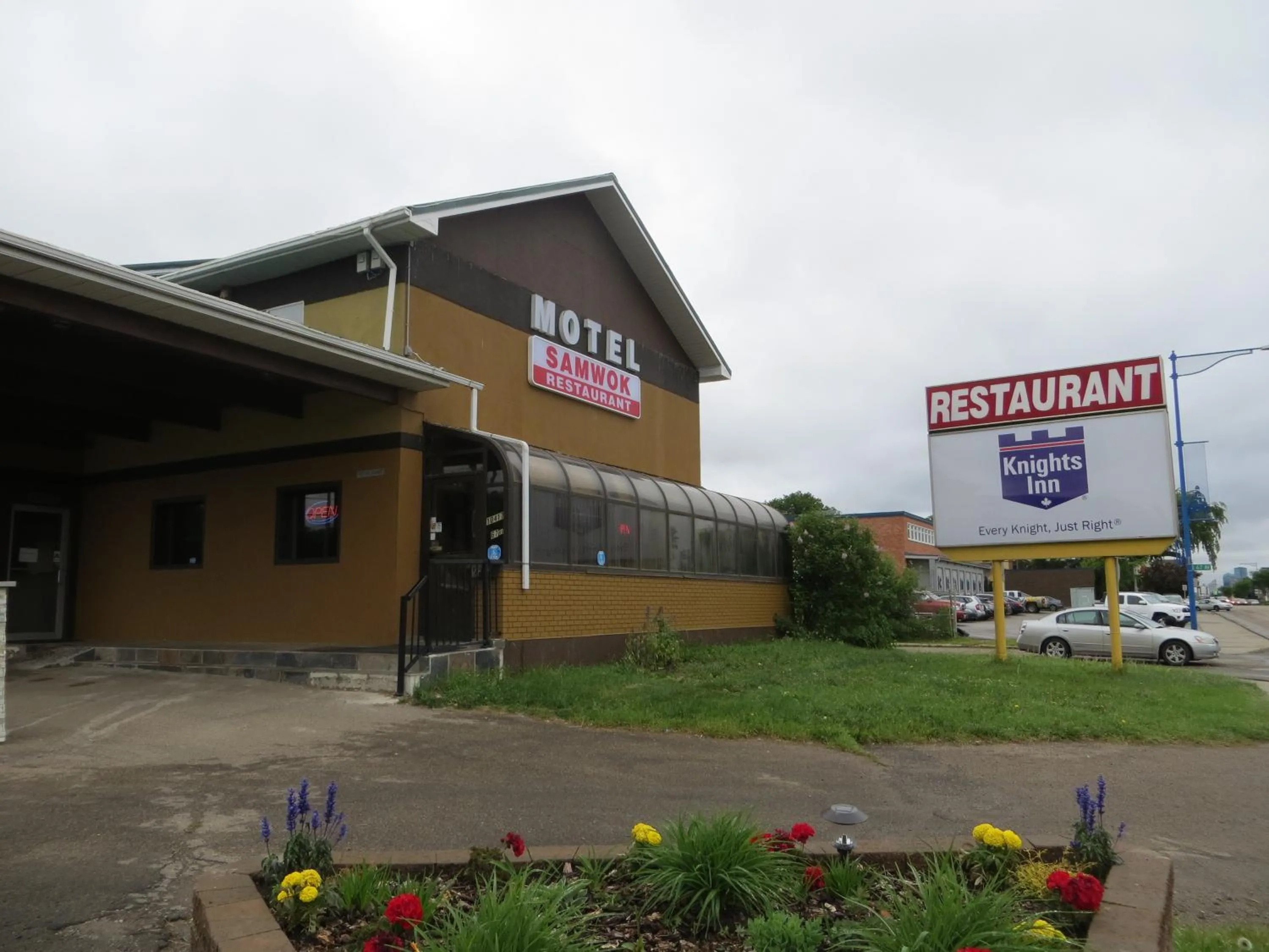 Property building in Nice Inn Edmonton