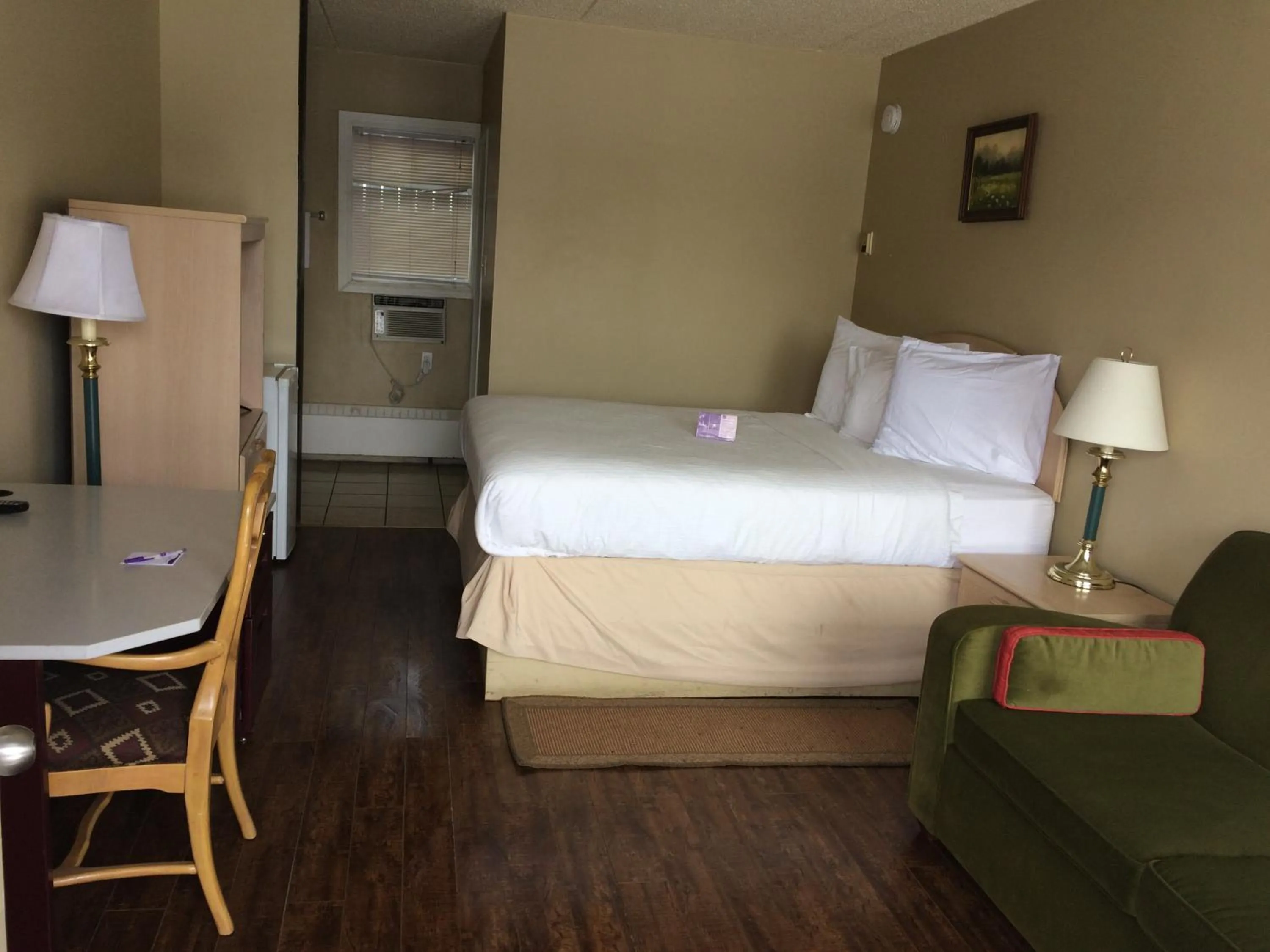 Bed in Nice Inn Edmonton